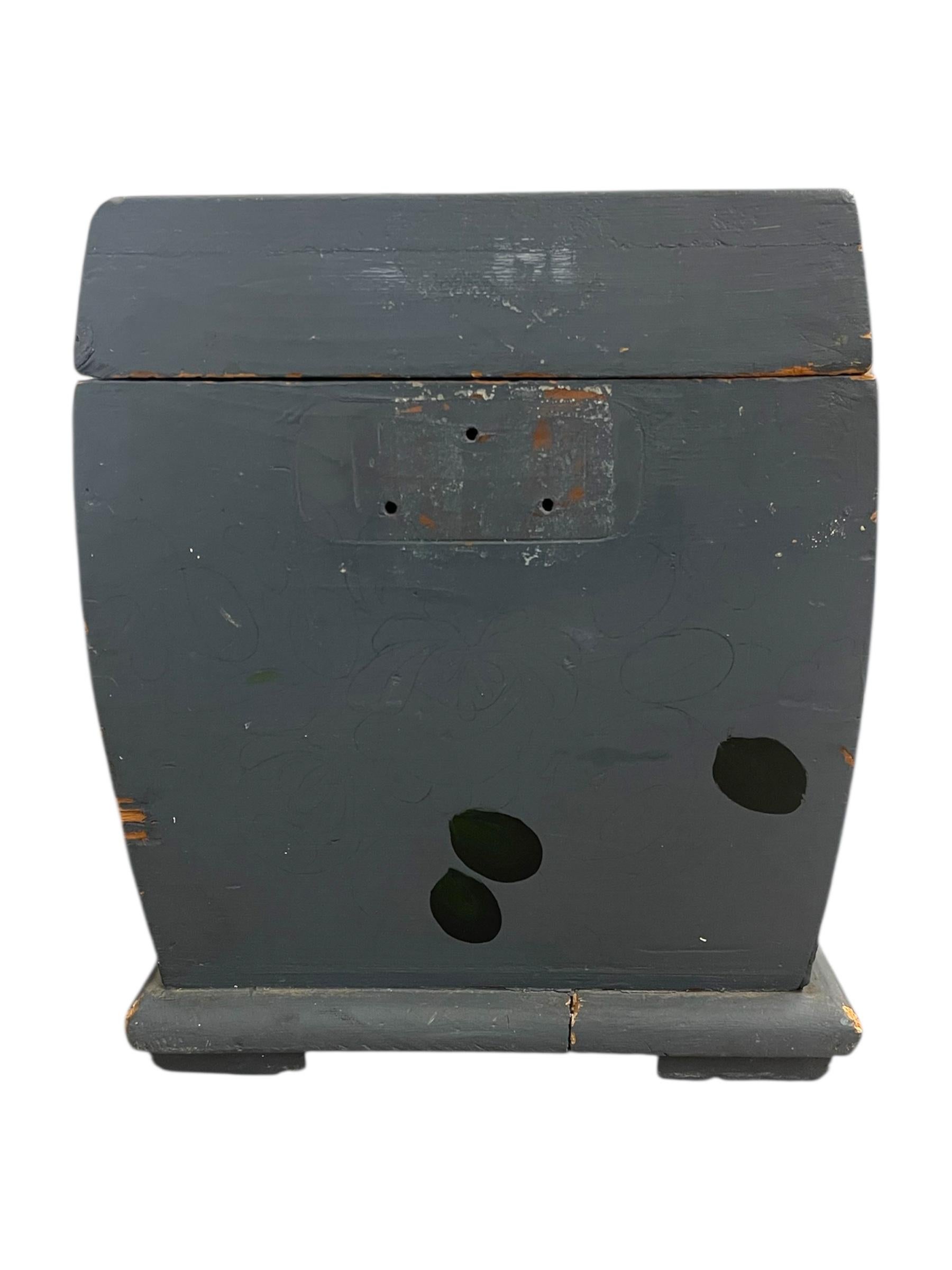 Cassapanca o baule per coperte d'epoca dipinta a mano in arte popolare norvegese In condizioni buone in vendita a Seattle, WA