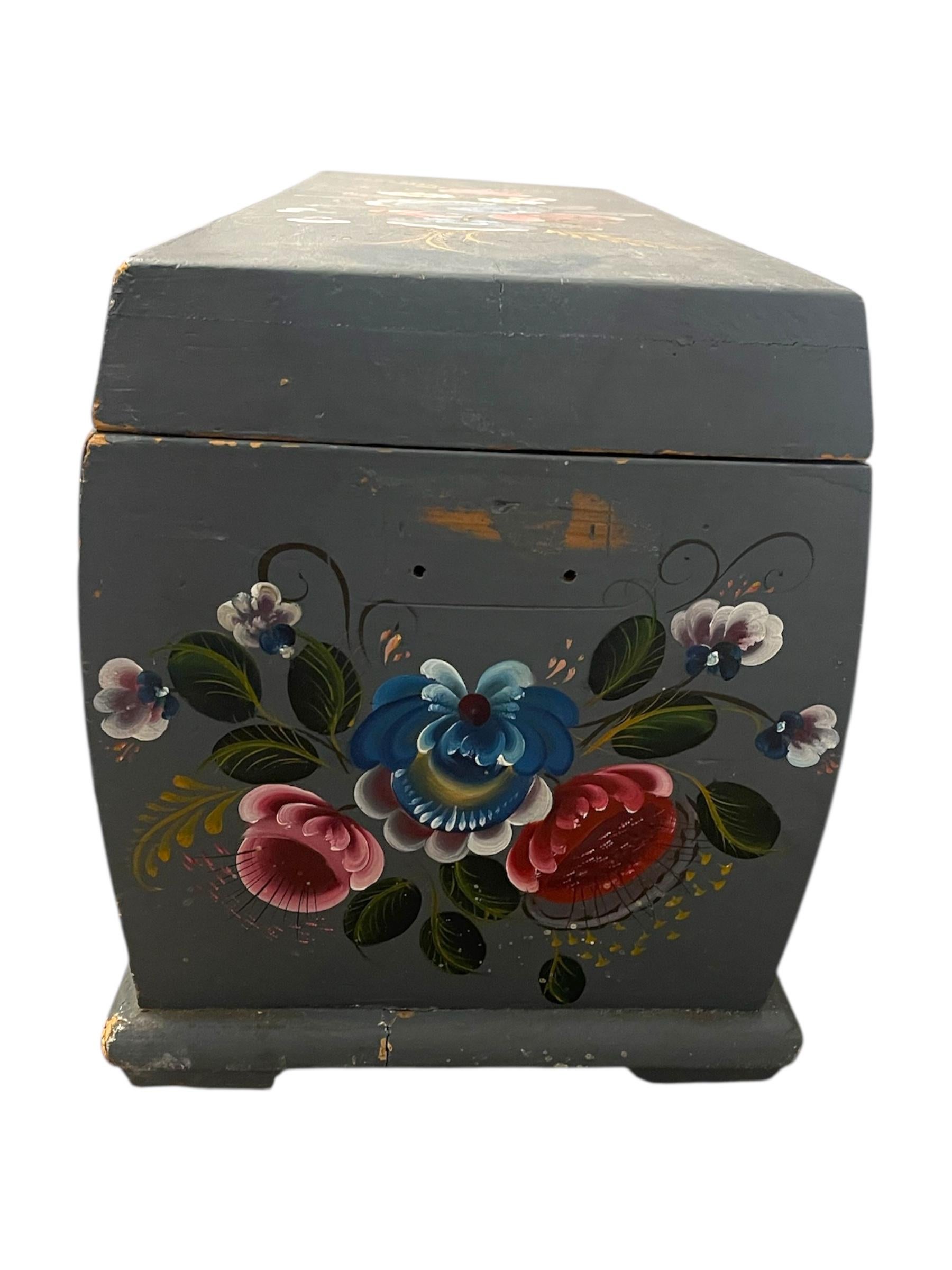 XX secolo Cassapanca o baule per coperte d'epoca dipinta a mano in arte popolare norvegese in vendita