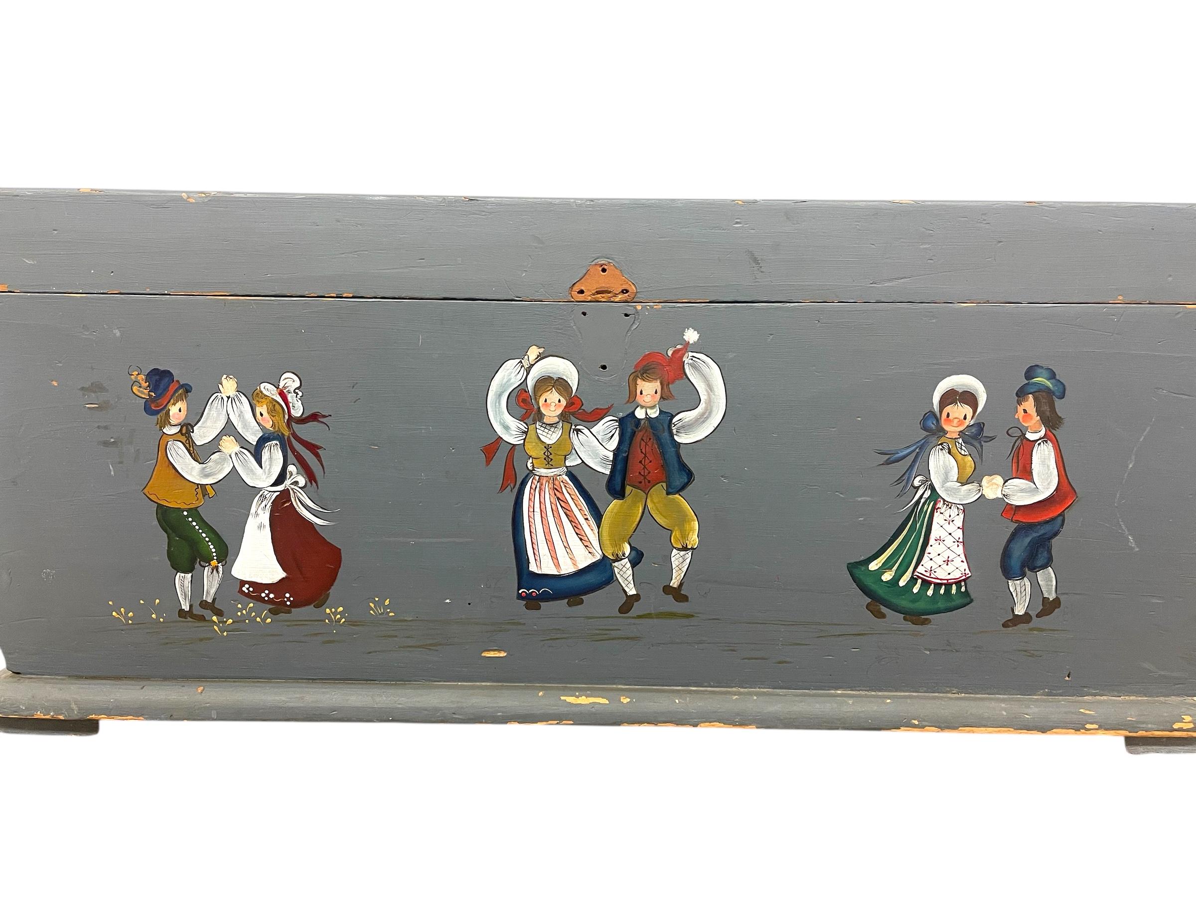 Legno Cassapanca o baule per coperte d'epoca dipinta a mano in arte popolare norvegese in vendita