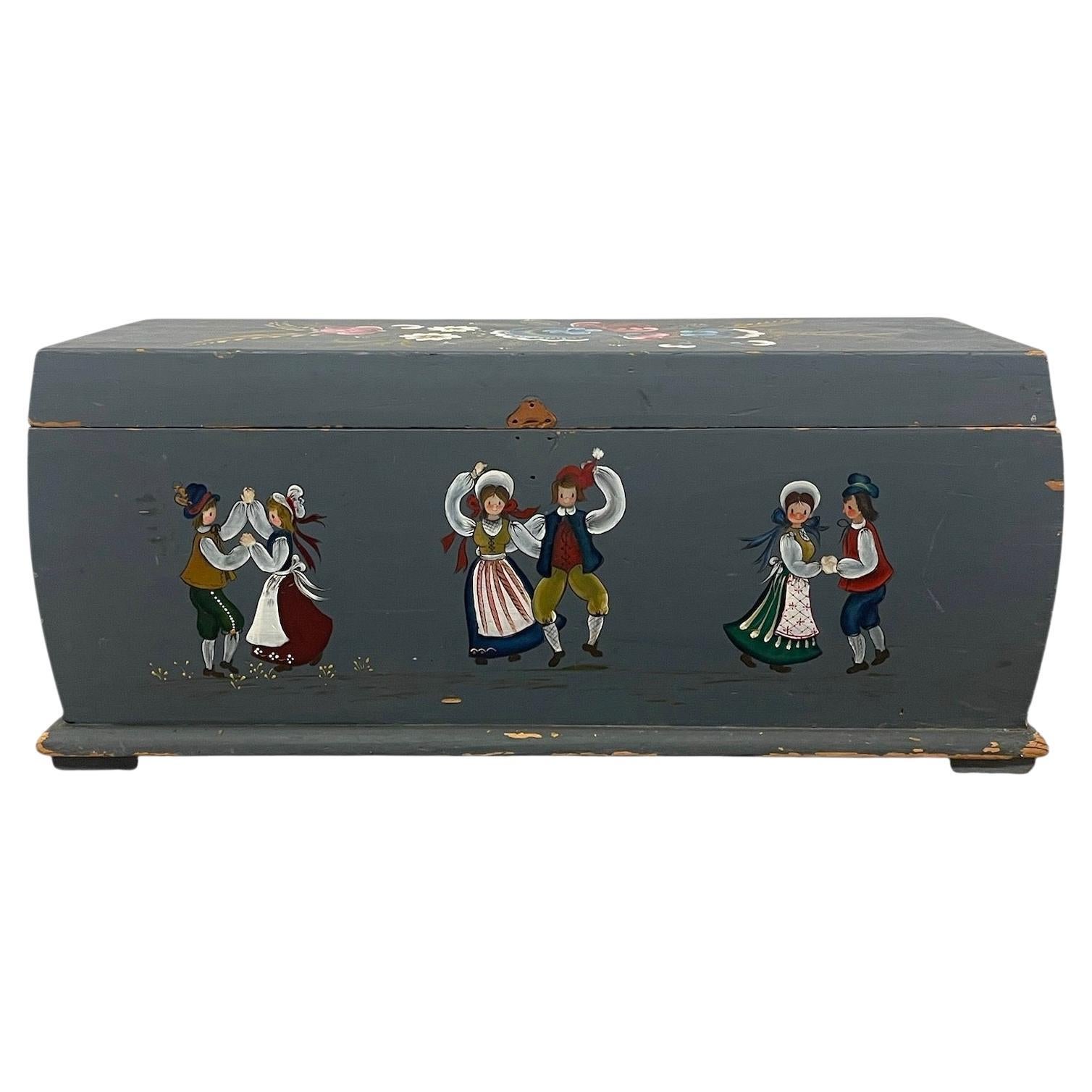 Coffre de rangement ou malle à couvertures vintage peint à la main en art populaire norvégien