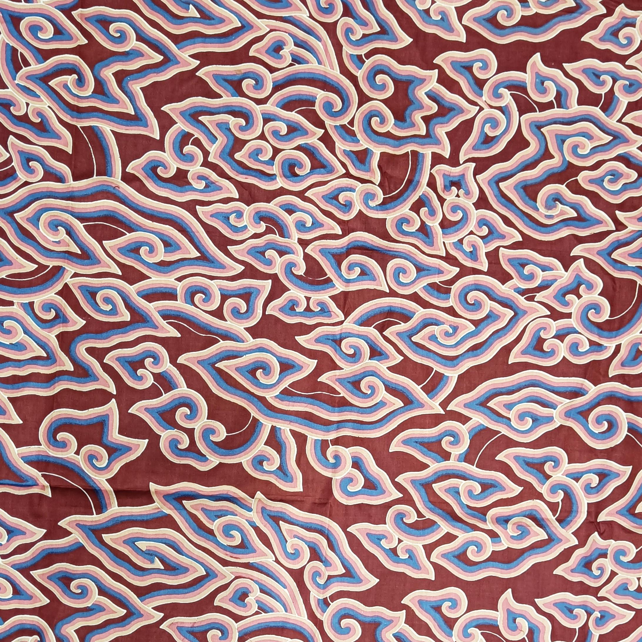 Feine handbedruckte orientalische Wolkenbatik 

Eine indonesische Cirebon-Batik, handbedruckt im traditionellen chinesischen Wolkenstil mit abgestuftem Blau und Rot
 
Perfekt für eine Collection'S oder ein Art Interior Design Element
 
Zeitraum