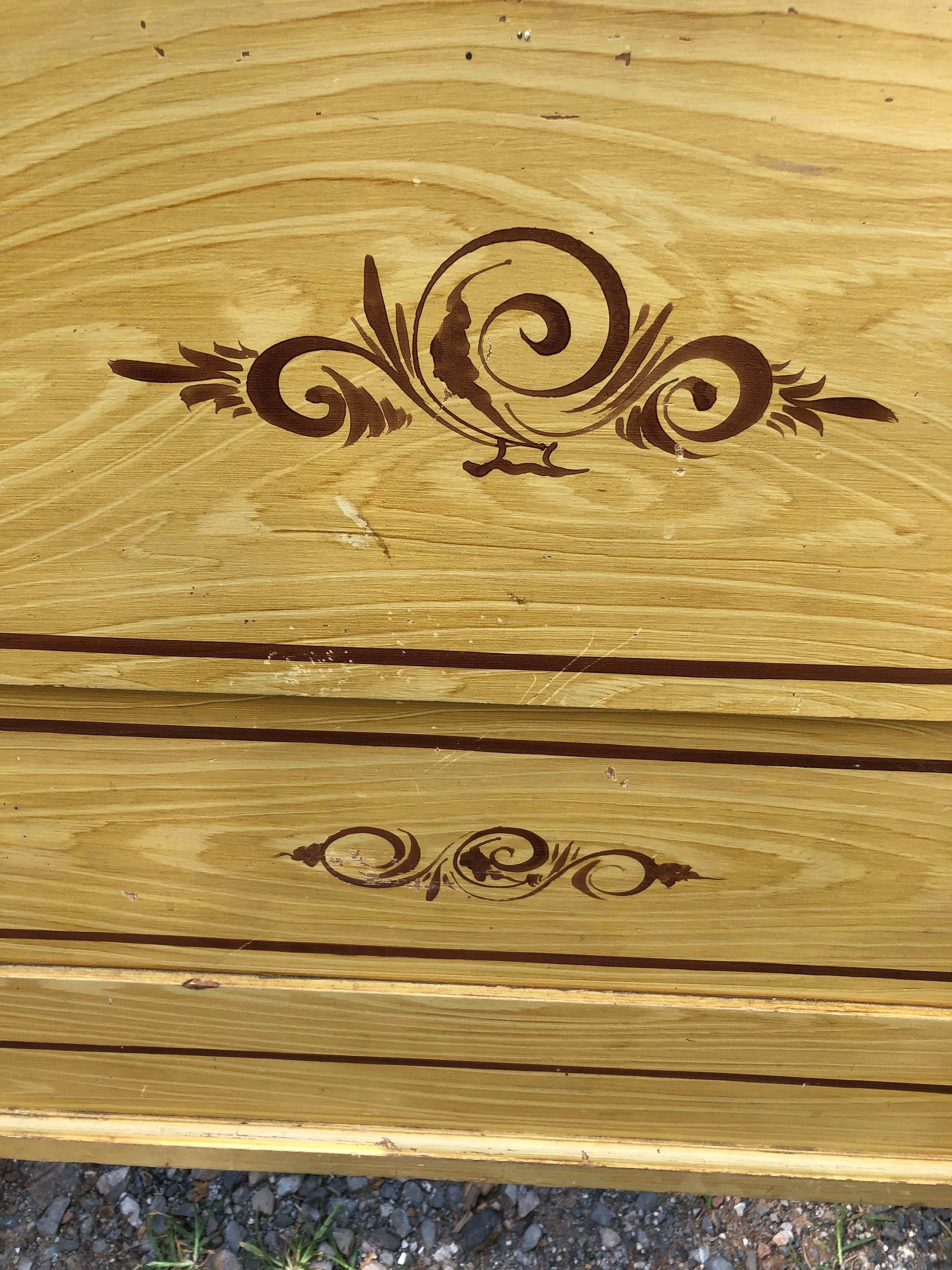 Cadre de lit amish vintage en pin peint à la main en vente 1
