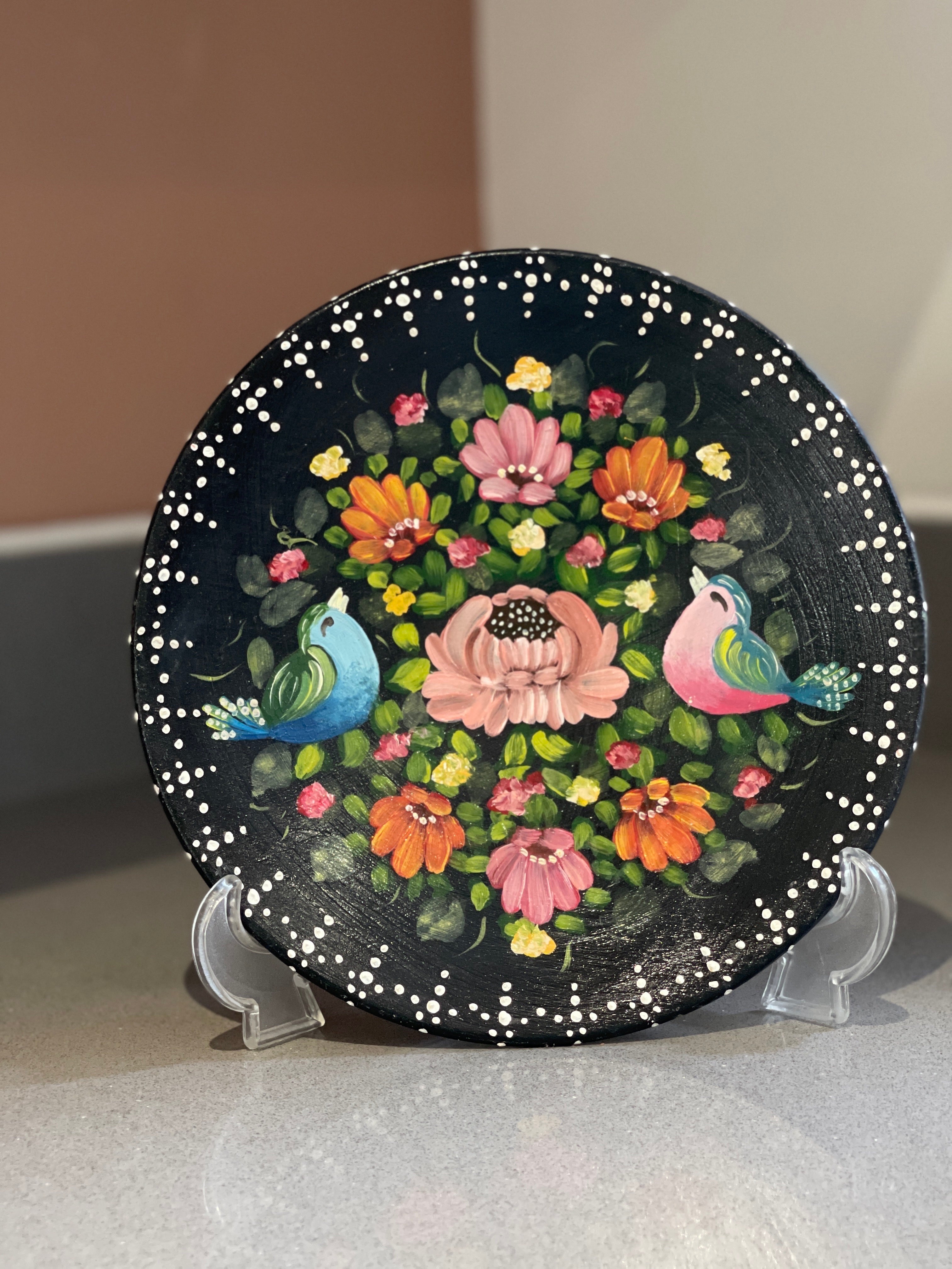 Satinwood vintage decorative art and craft style plates, Oriental flowers and chicken hand-painting wall decorations are gorgeous decorative objects for your home decor.
Impressive multicolour painting on the black background and outstanding