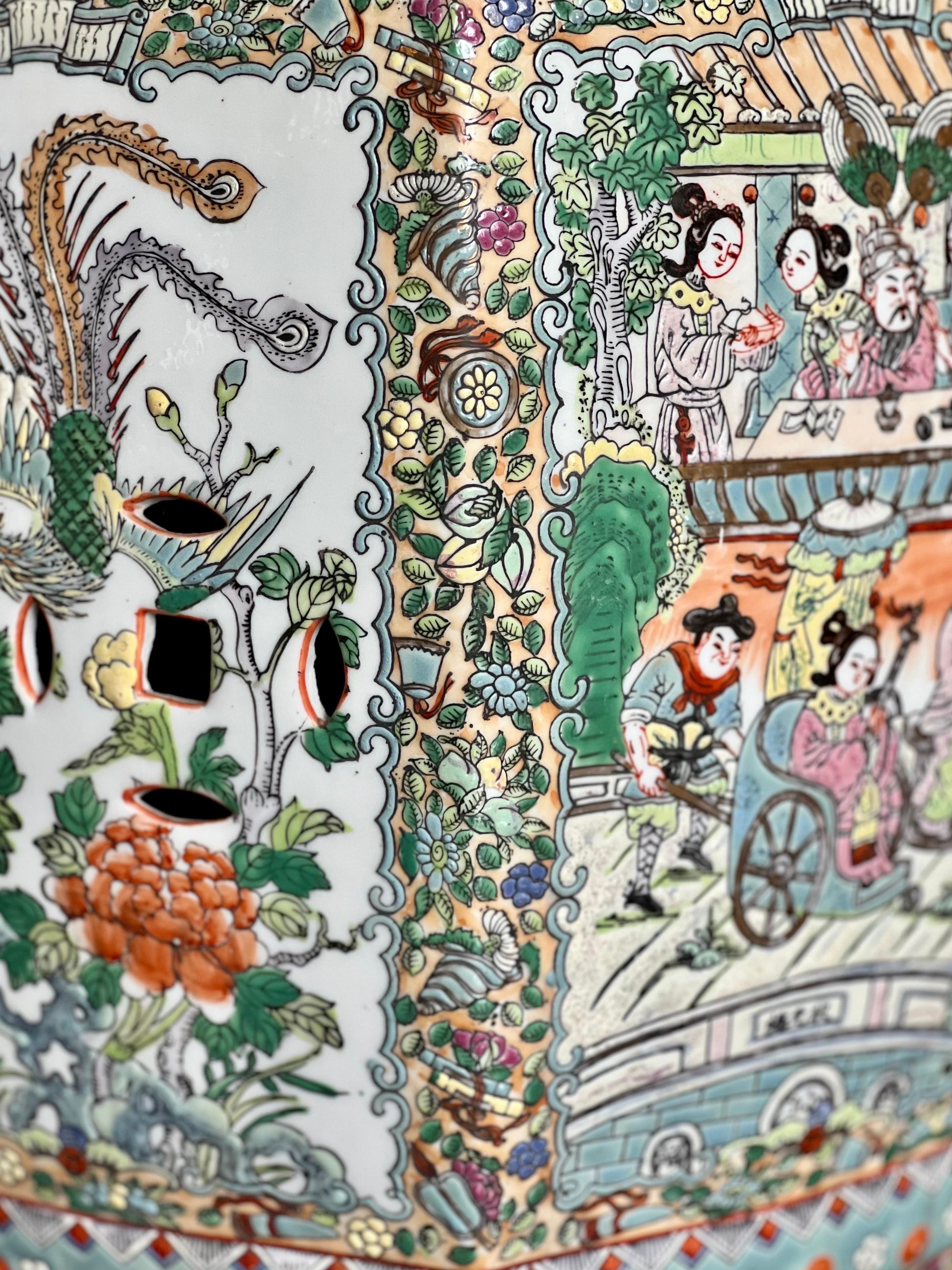 Paire de tabourets de jardin chinois vintage en porcelaine peinte à la main en vente 8