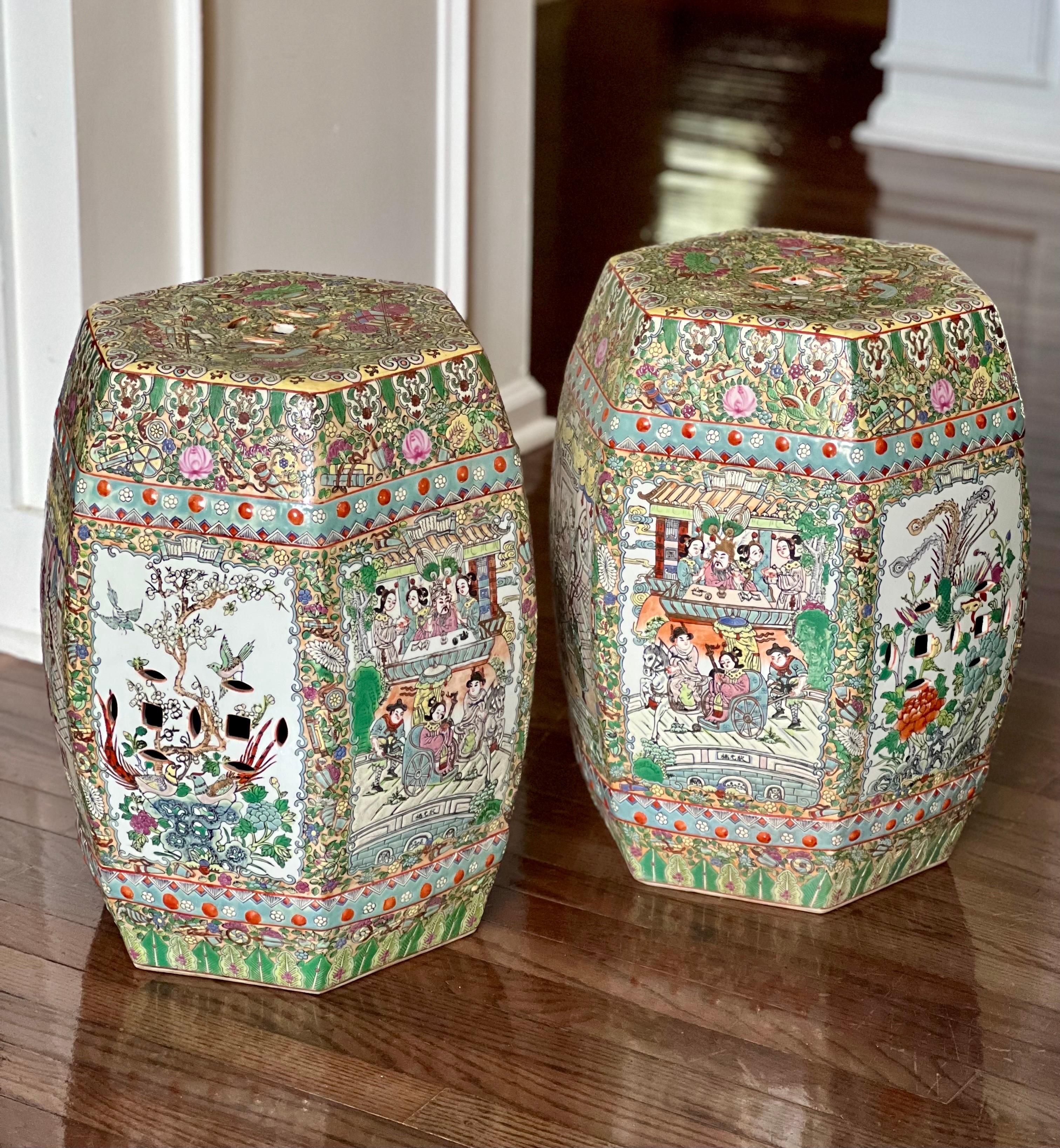 Chinois Paire de tabourets de jardin chinois vintage en porcelaine peinte à la main en vente