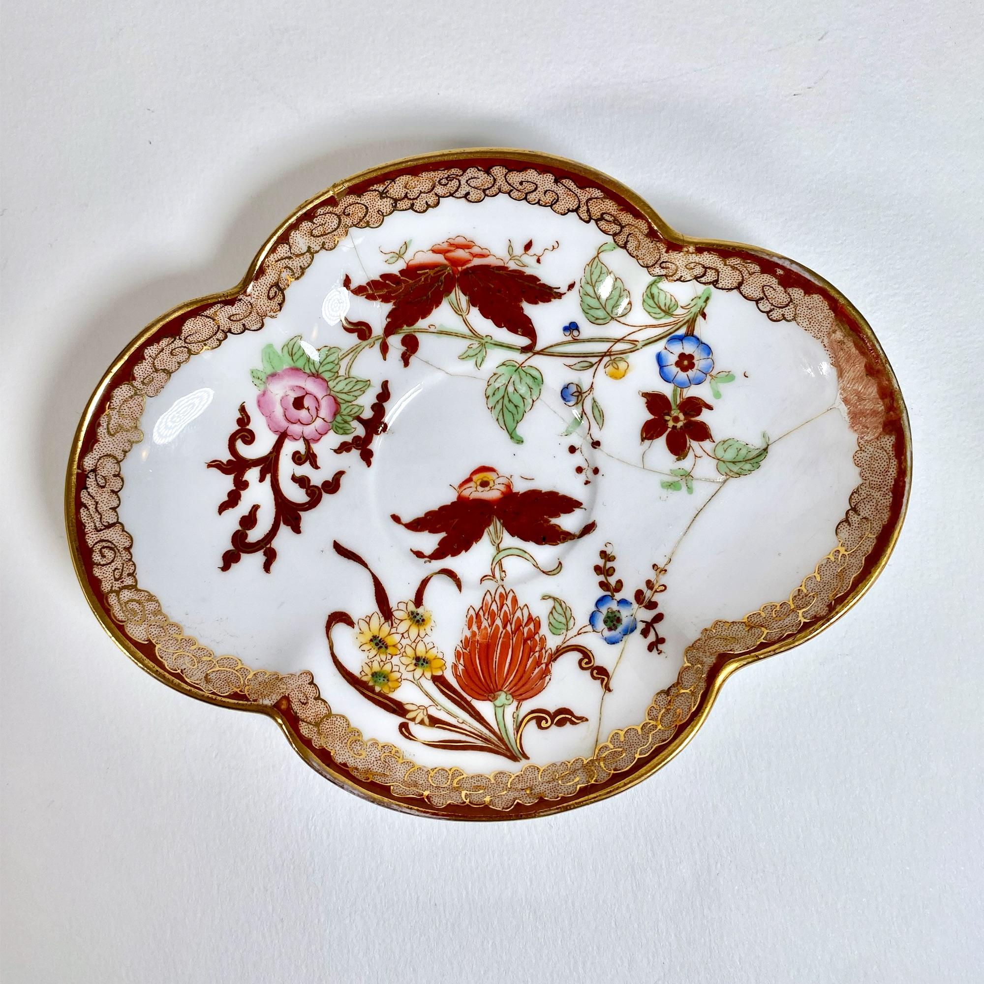 Questo incantevole set di tazze e piattini in porcellana vintage, realizzato negli anni '50, è un pezzo delizioso per i collezionisti e gli appassionati. La pregiata porcellana presenta squisite decorazioni dipinte a mano con delicate dorature, che