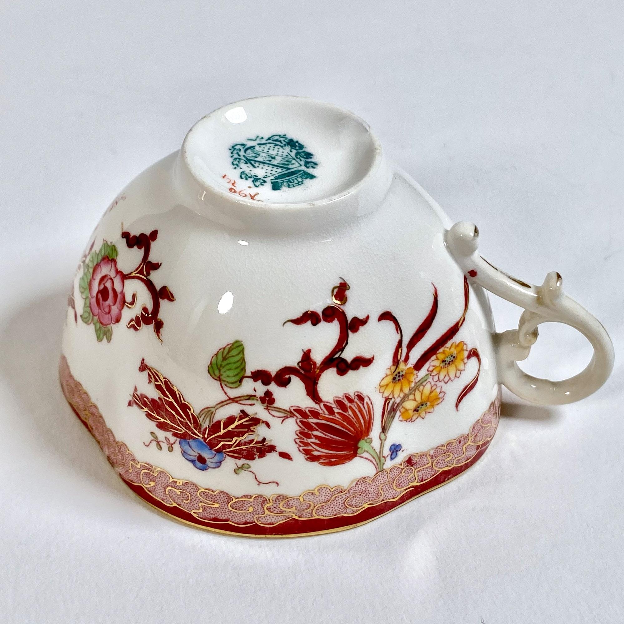 Tazza e piattino in porcellana d'epoca dipinti a mano della Royal Porcelain Factory in vendita 3