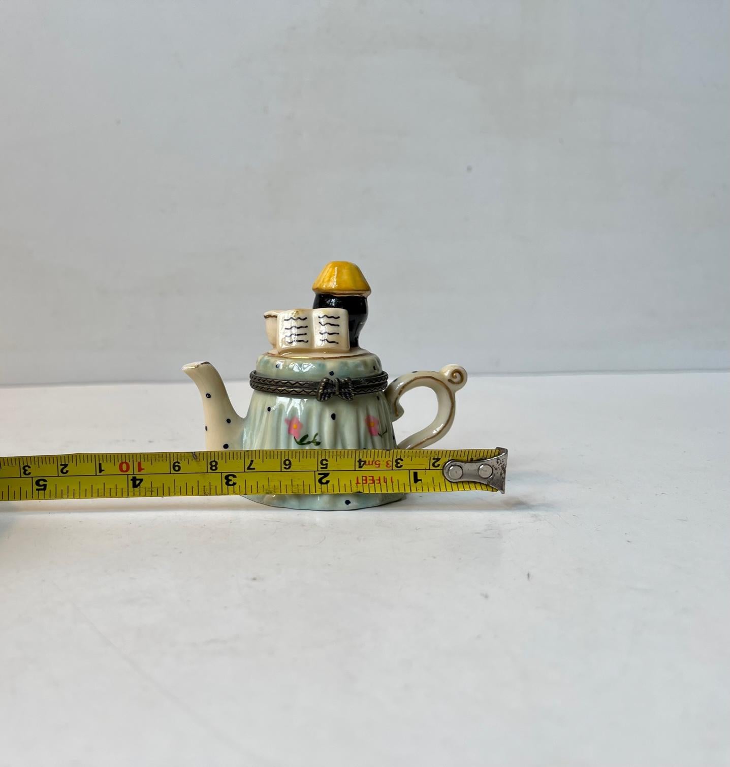 Vintage Hand-Painted Porcelain Teapot Trinket with Black Reader In Good Condition For Sale In Esbjerg, DK