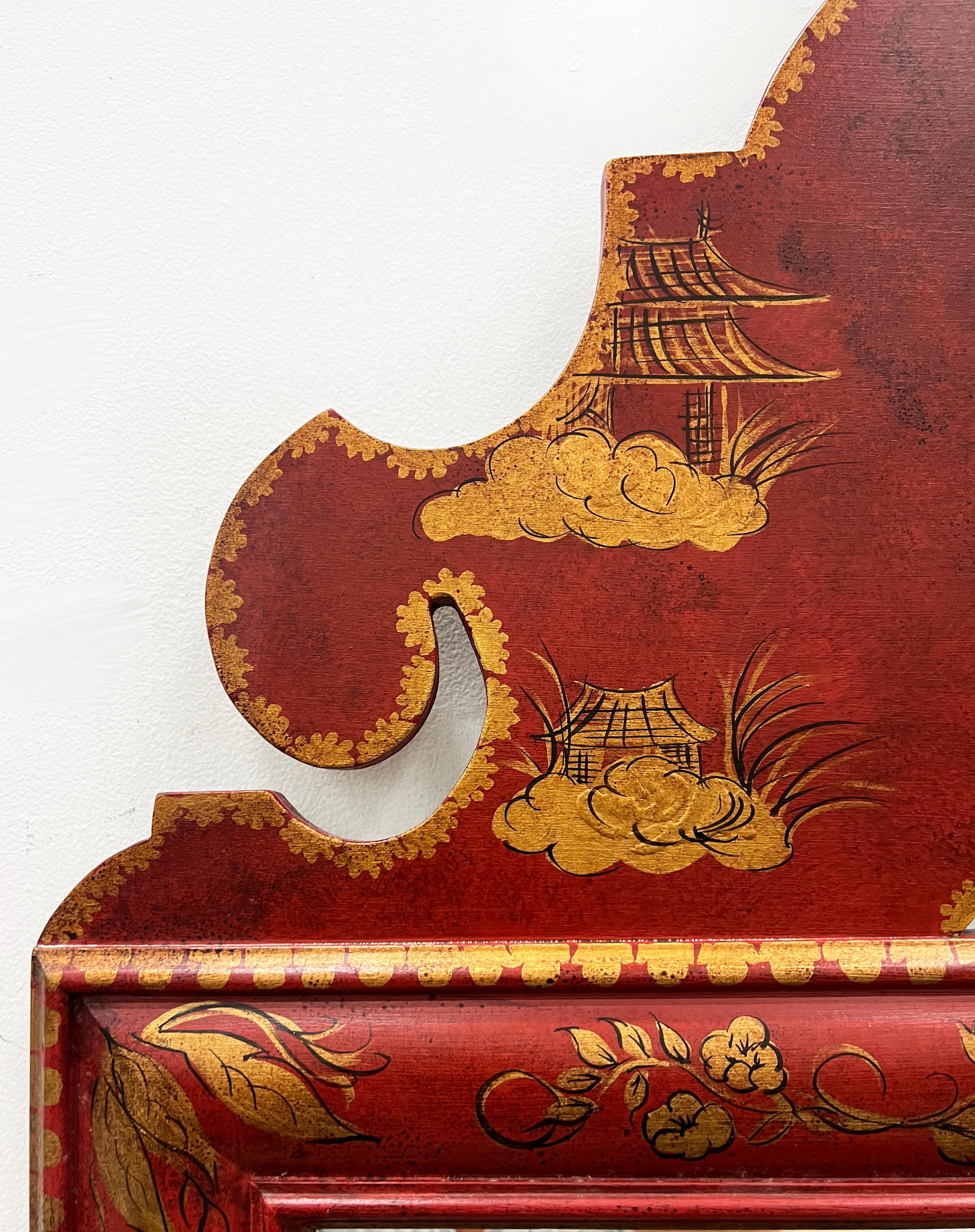 Vintage Hand Painted Red Wood Chinoiserie Spiegel mit vergoldeten Details (Vergoldet)