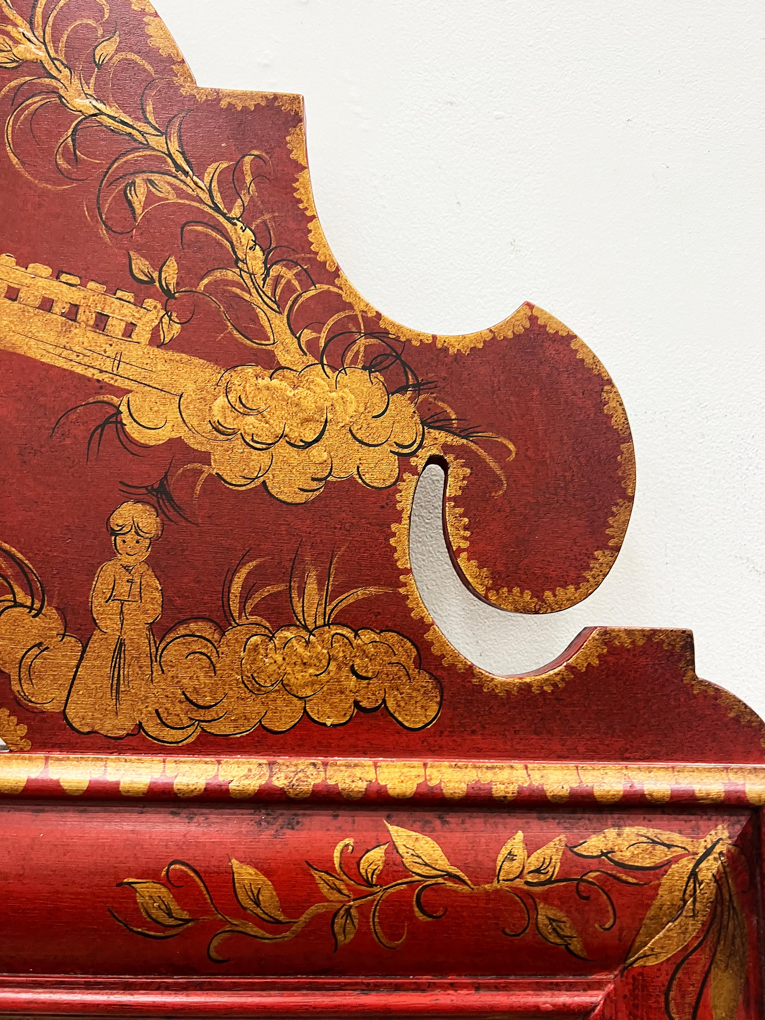 Vintage Hand Painted Red Wood Chinoiserie Spiegel mit vergoldeten Details im Zustand „Gut“ in Miami, FL