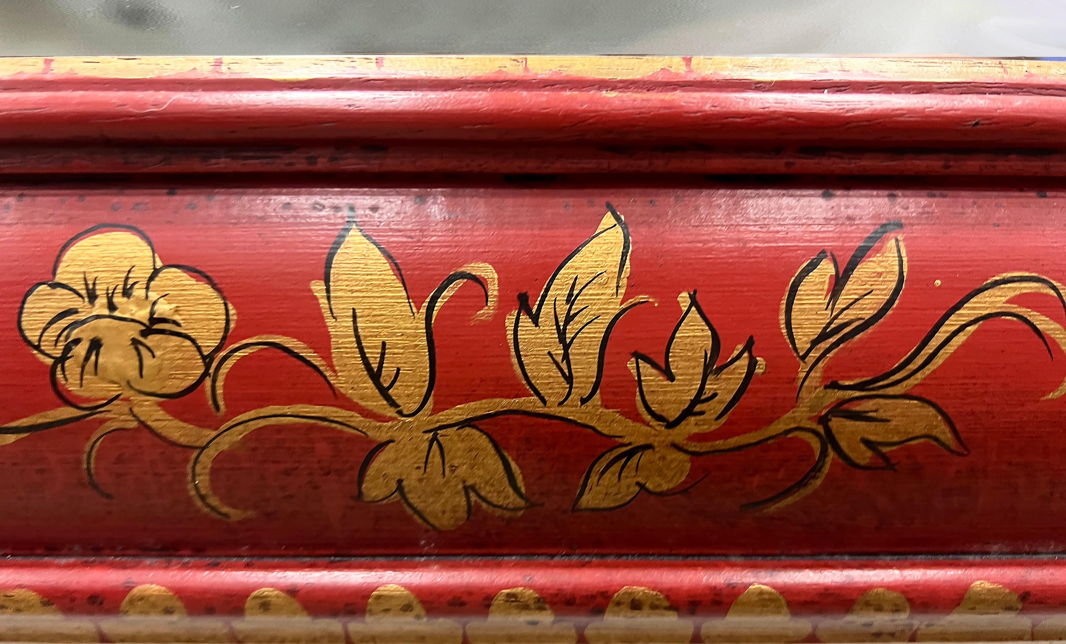 Vintage Hand Painted Red Wood Chinoiserie Spiegel mit vergoldeten Details 4