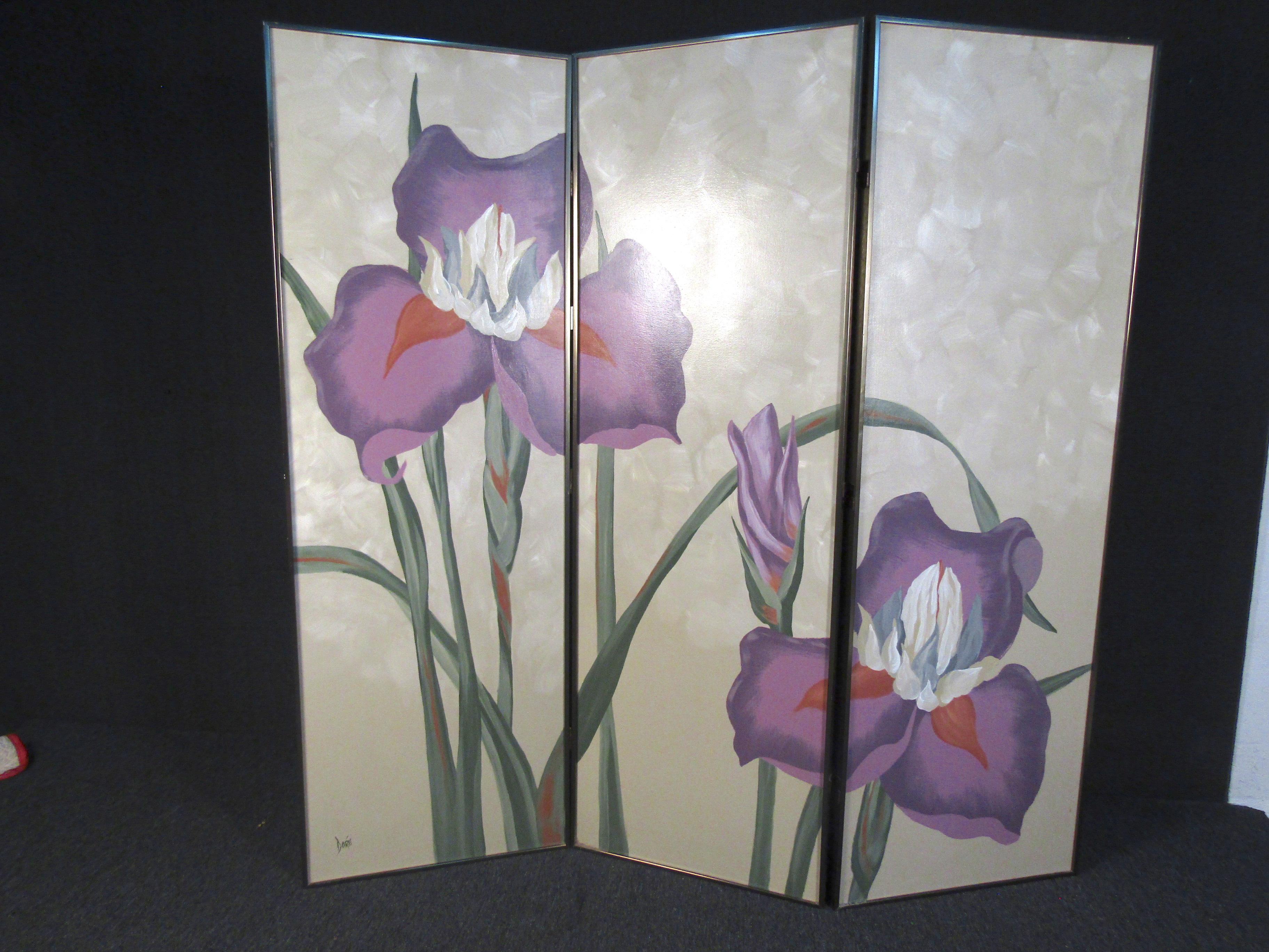 With a hand-painted flower design and rich colors, this vintage room divider is a great way to add a unique personal touch to any room. Please confirm item location with seller (NY/NJ).