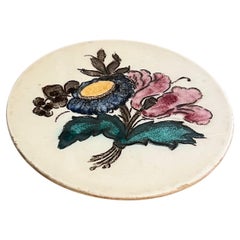 Handbemalter runder Untersetzer aus Keramikfliesen mit Blumenmuster.