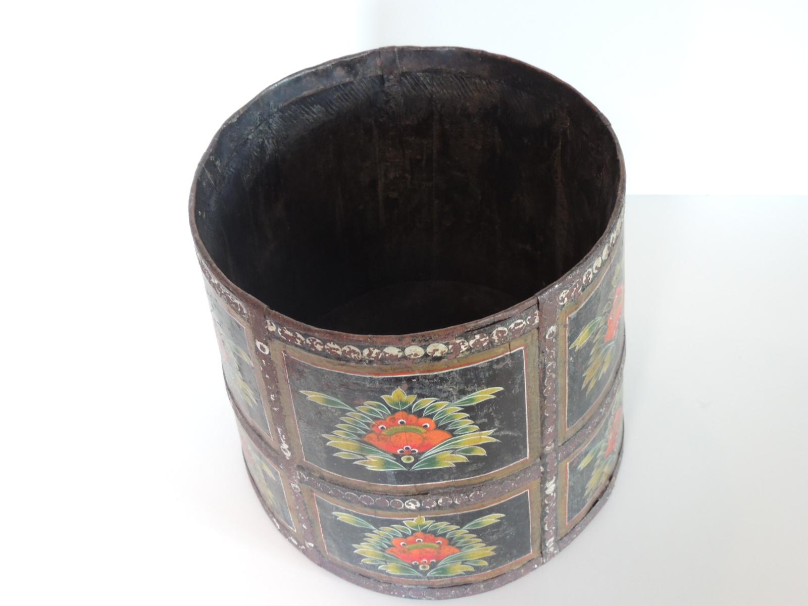Vintage hand painted round Indian planter.
Conical shape vessel (barrel construction style)
Flowers in orange over a black lacquered finish. With small metal rustic fittings.
Size: 9.5