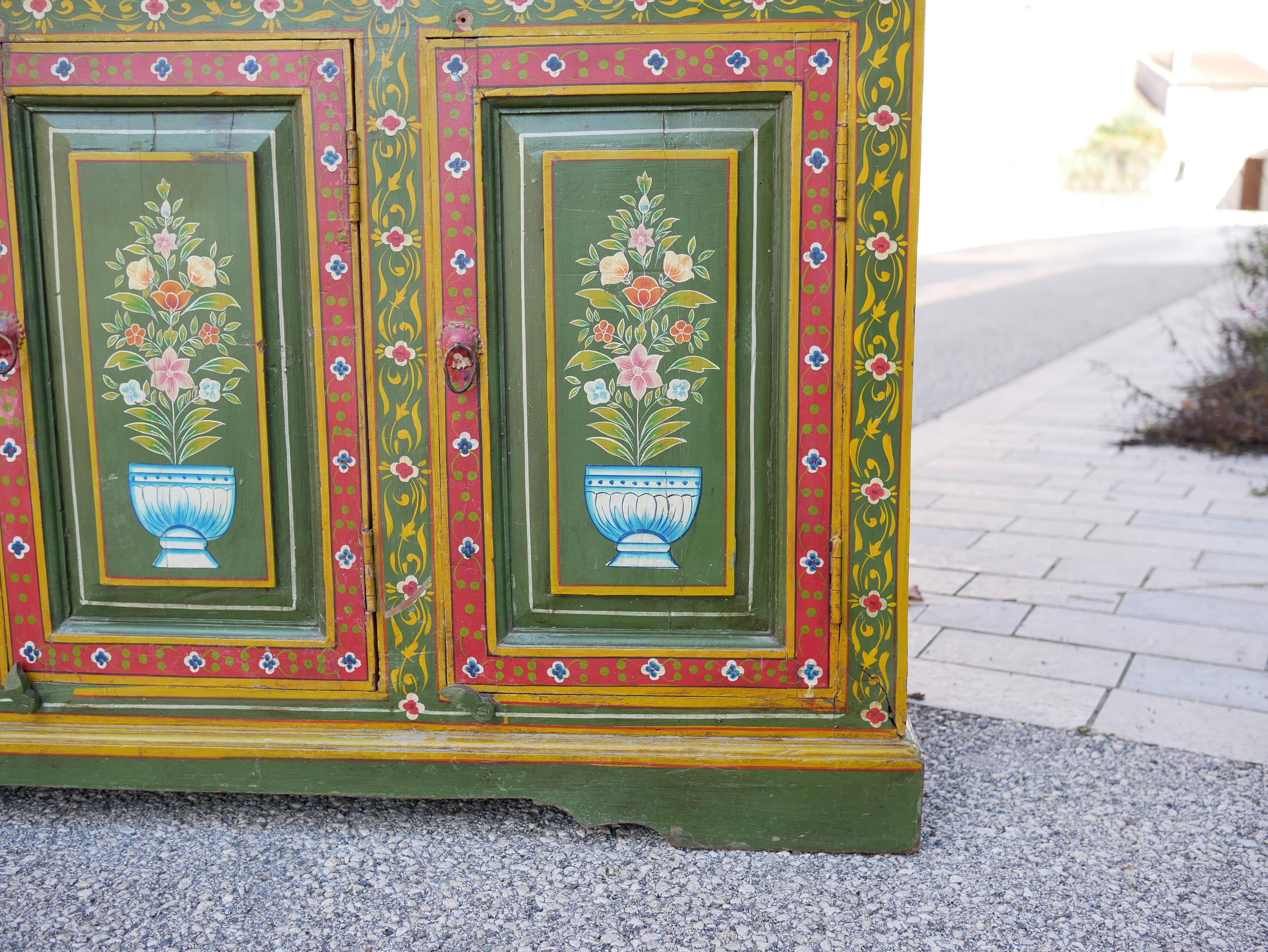 Aparador vintage pintado a mano 10