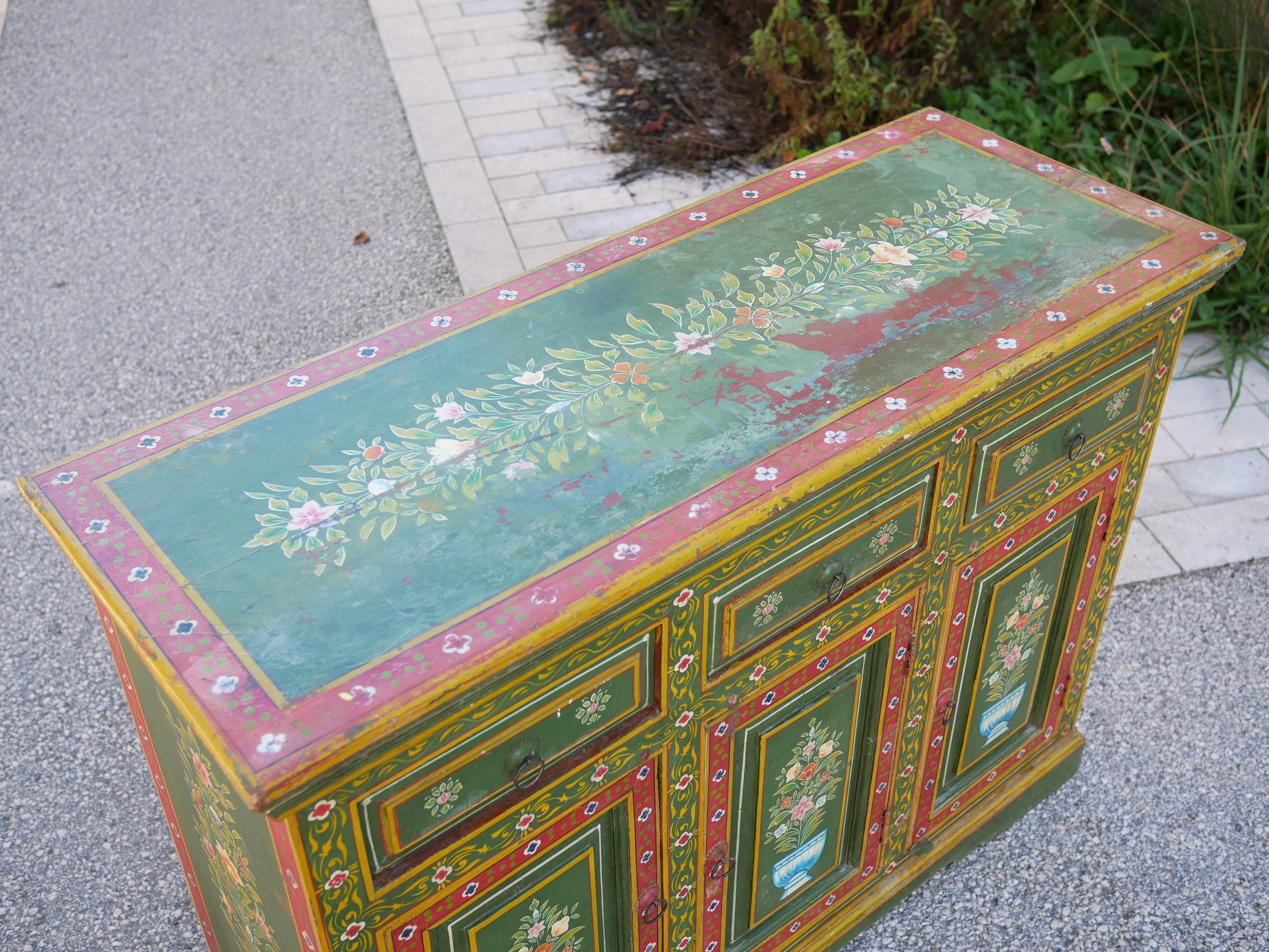 Aparador vintage pintado a mano 11