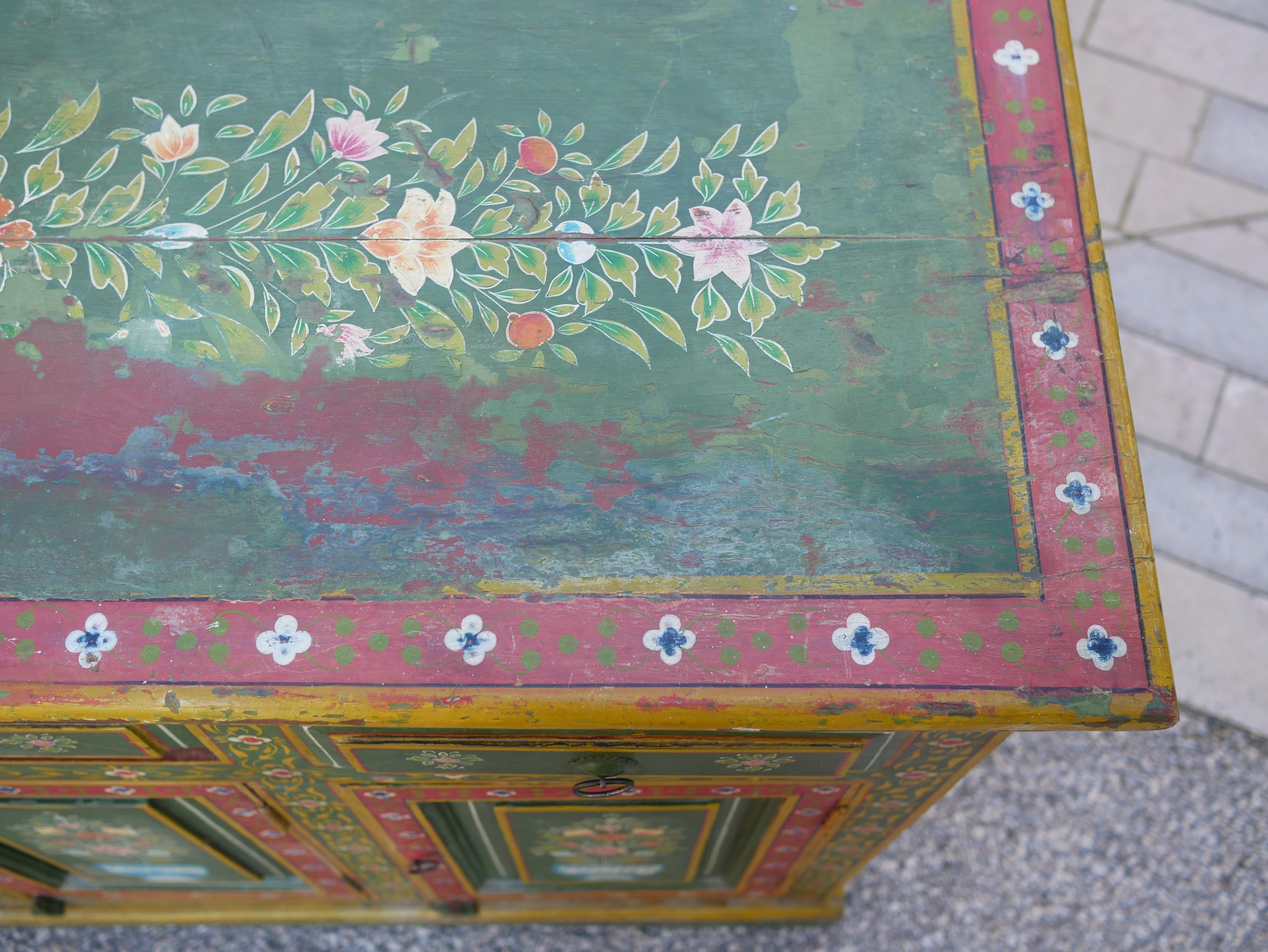 Aparador vintage pintado a mano siglo XX