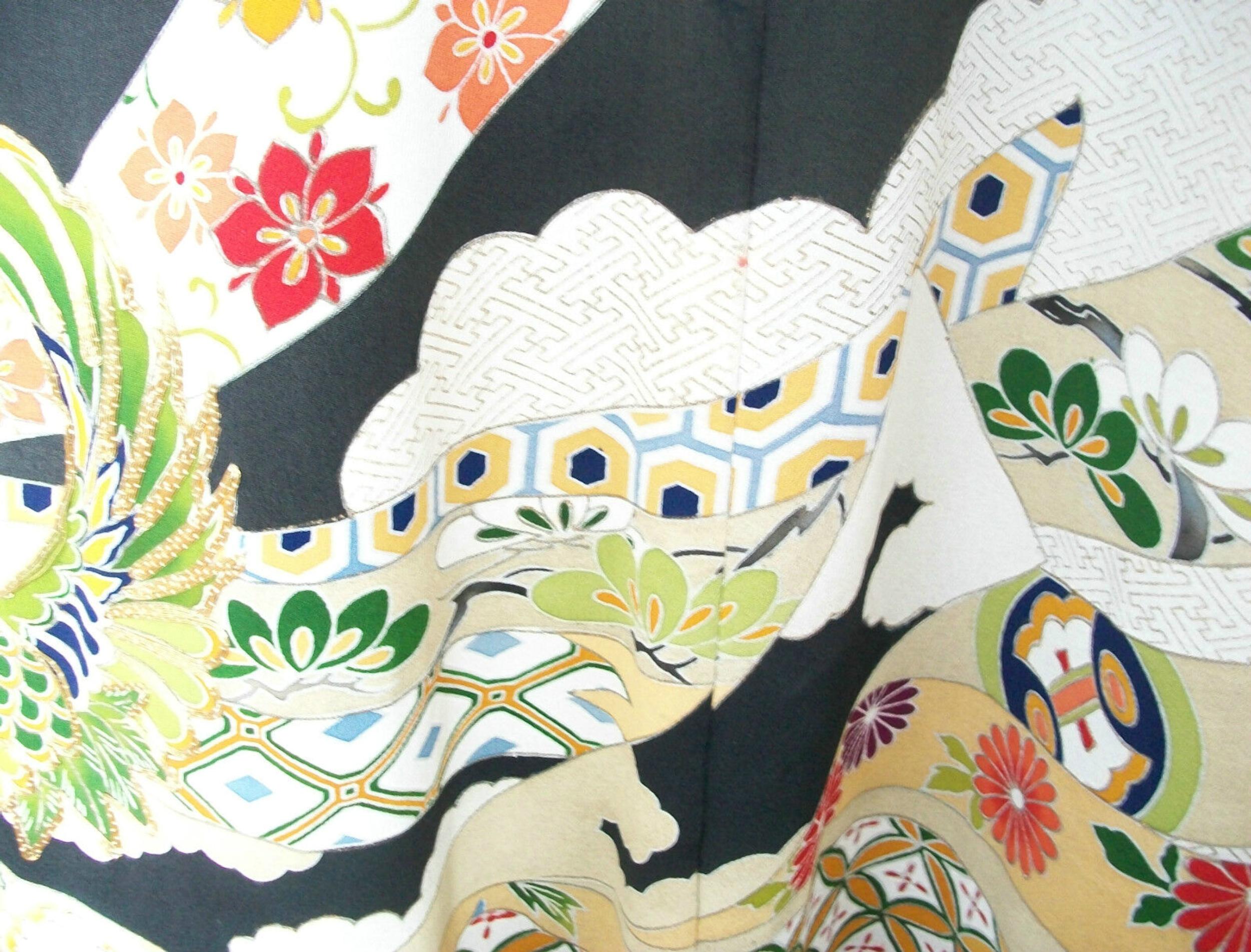 Vintage Hand-Painted Silk Kimono with Gold Embroidery - Japan - 20th Century For Sale 5