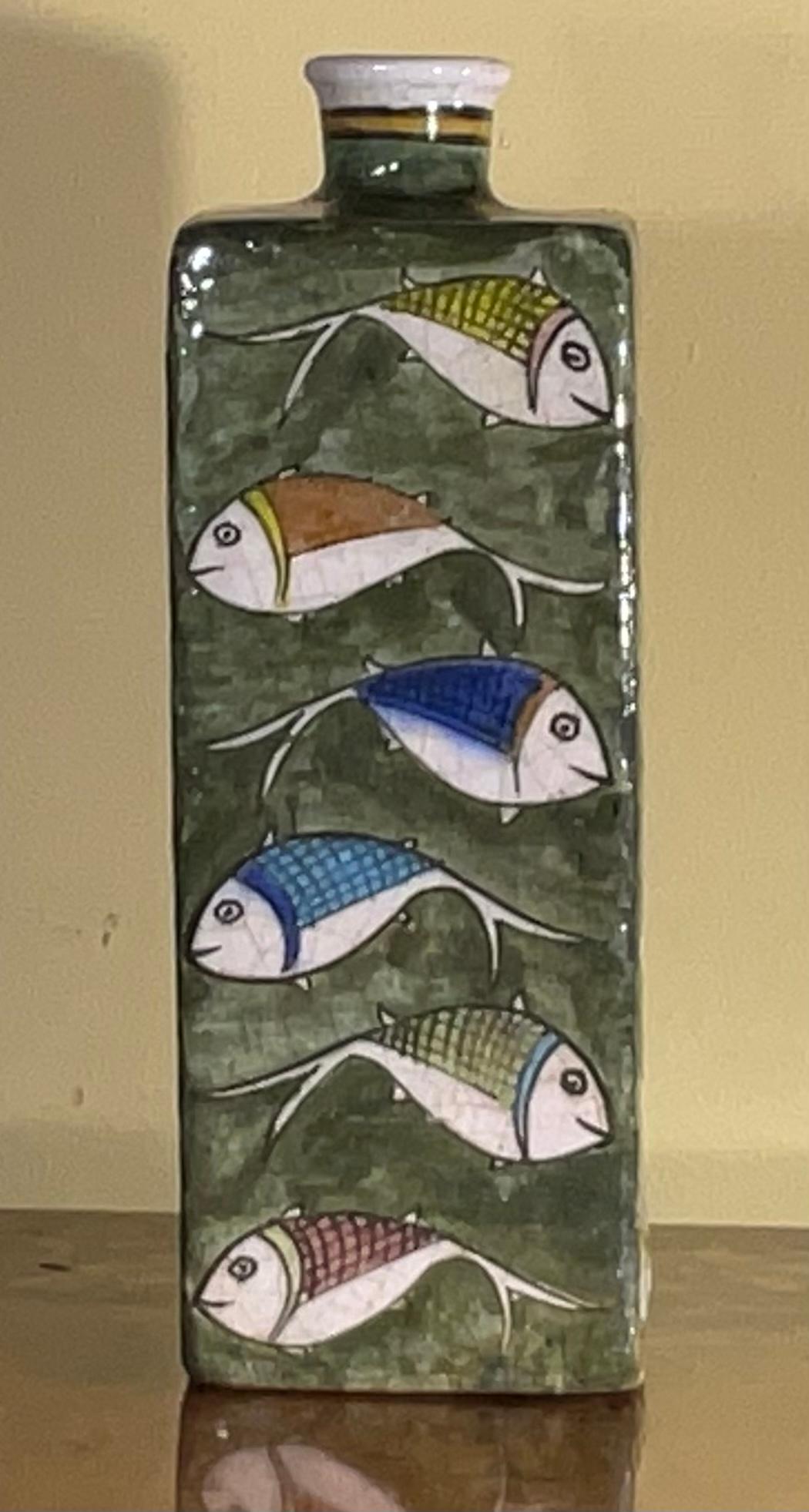 Magnifique vase en céramique perse peint à la main et émaillé de motifs de poissons colorés sur fond vert. Grand objet d'art à exposer.
L'ouverture est de 1 pouce.