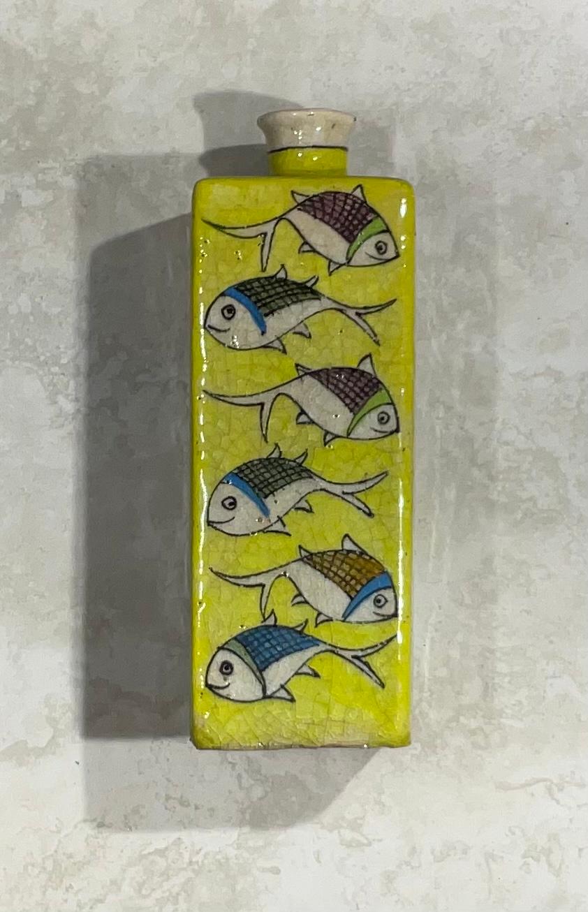 Milieu du XXe siècle Vase carré vintage en céramique peint à la main avec des poissons en vente