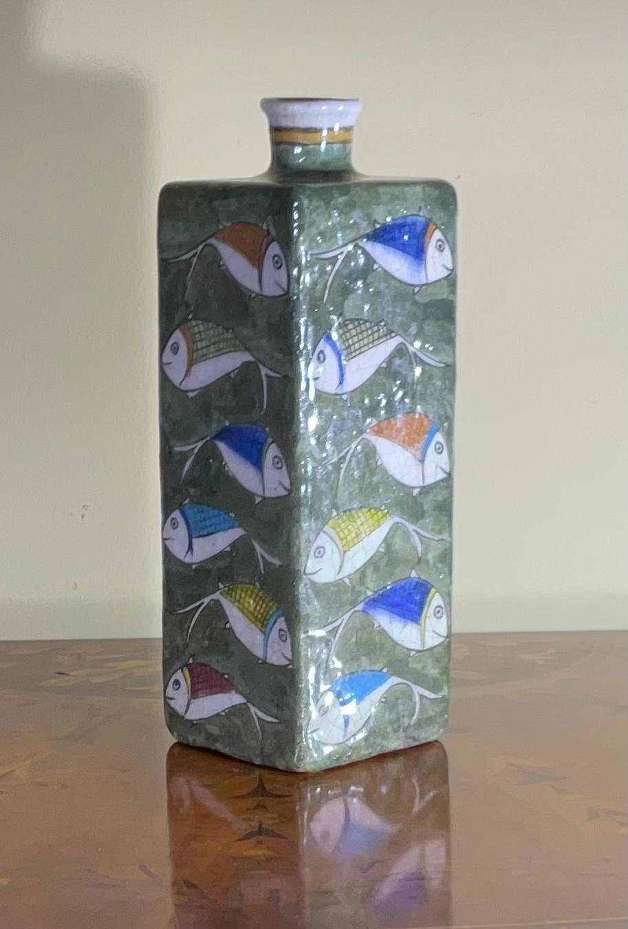 Milieu du XXe siècle Vase à poisson carré vintage en céramique peint à la main en vente