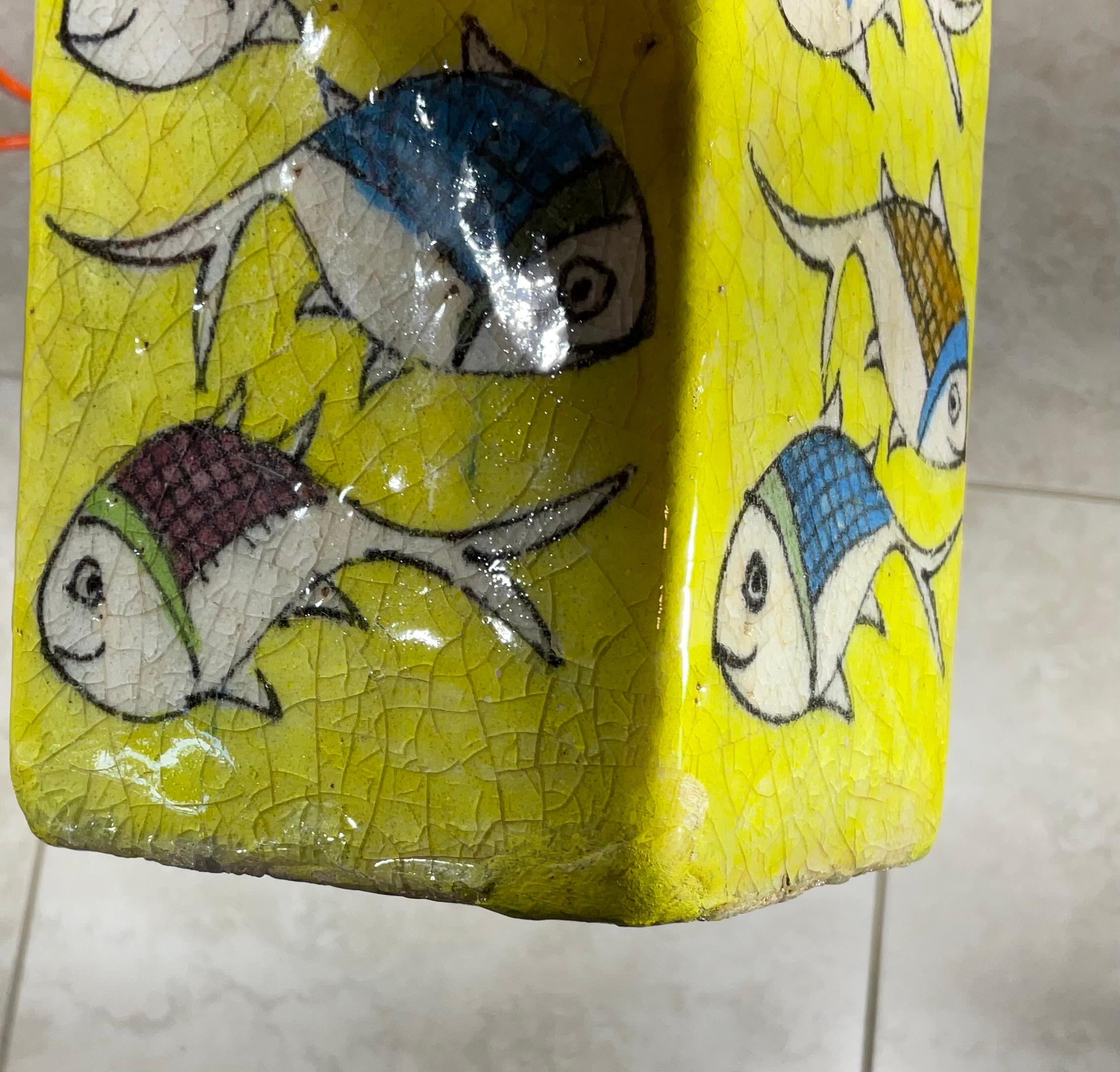 Vase carré vintage en céramique peint à la main avec des poissons en vente 1