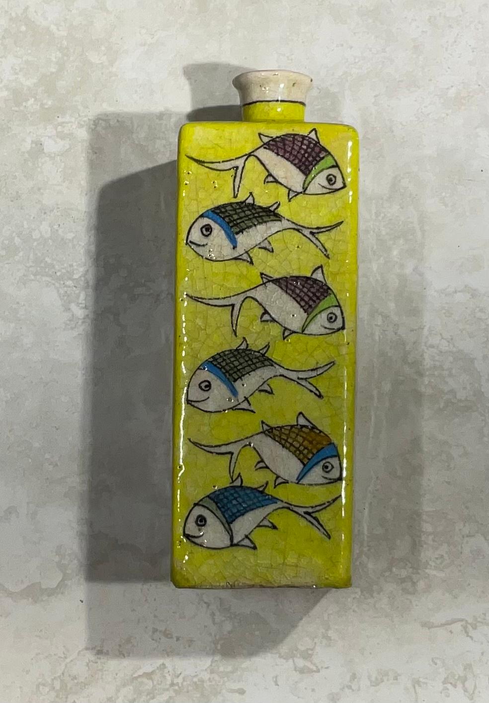 Vase carré vintage en céramique peint à la main avec des poissons en vente 2