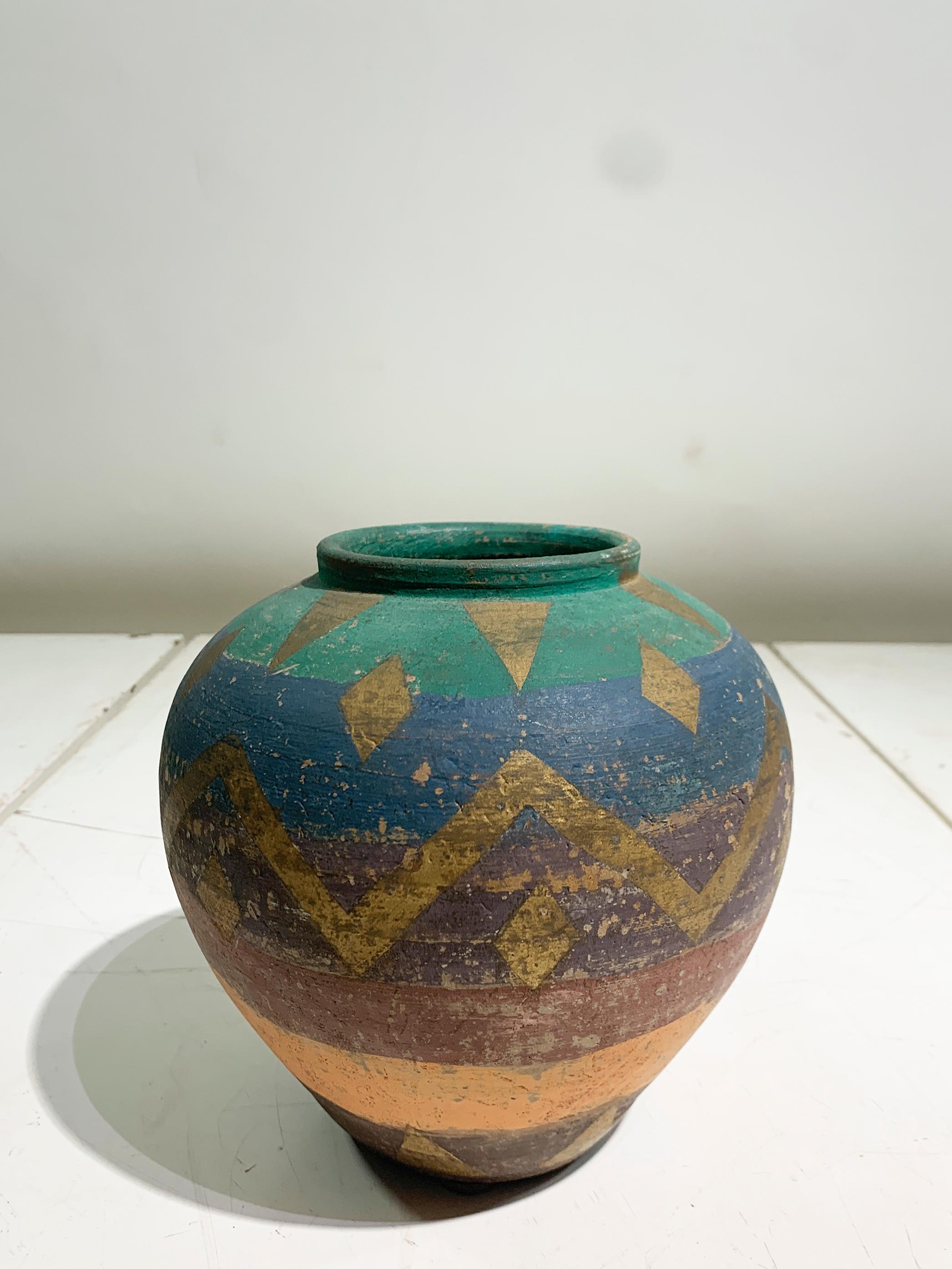 Francese Vaso in terracotta dipinto a mano d'ispirazione azteca, CIRCA 1960 in vendita