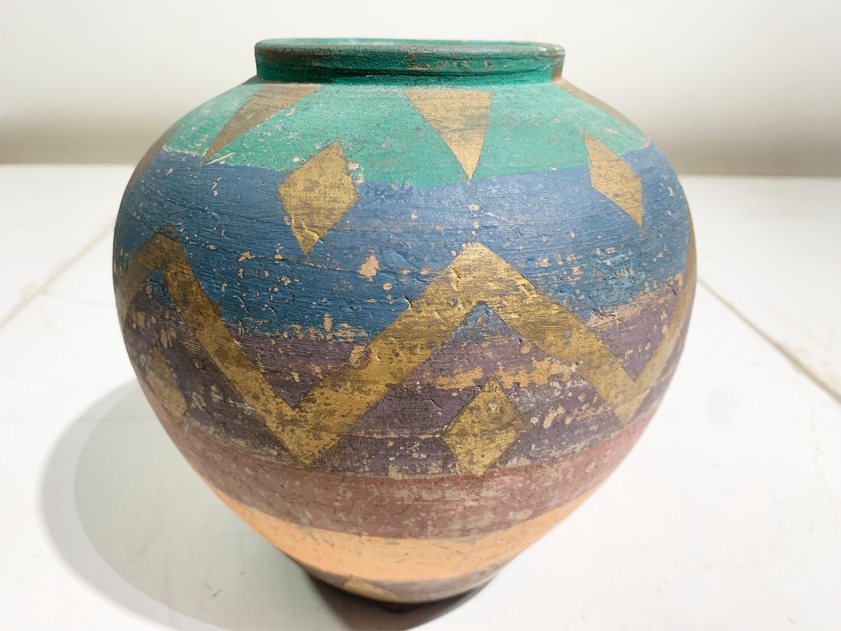 XX secolo Vaso in terracotta dipinto a mano d'ispirazione azteca, CIRCA 1960 in vendita
