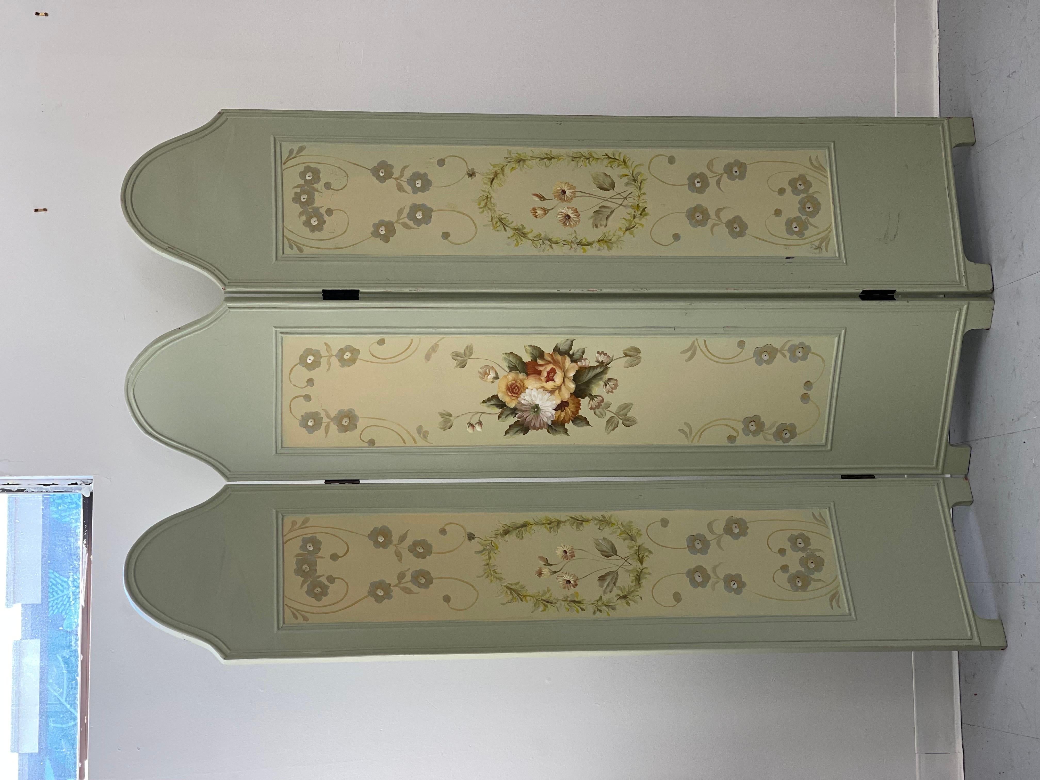 Französischer Holz-Raumteiler oder Partition-Raumteiler mit drei Tafeln, handbemalt (Mitte des 20. Jahrhunderts) im Angebot