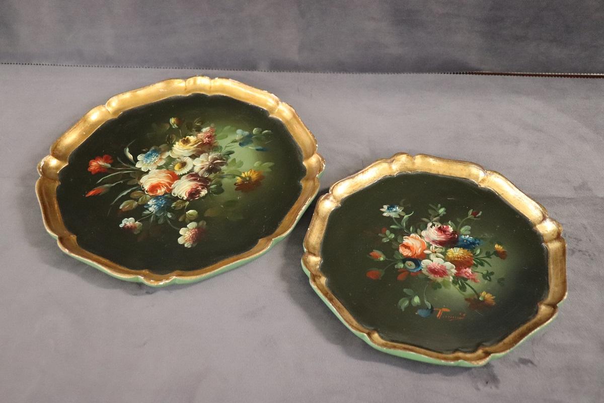 beautiful hand painted wood set of two round trays. Featuring a golden border and floral decoration in the centre. Used conditions.
Large tray diameter cm 29 / inches 11,4173
Small tray diameter cm 25 / inches 9,84252
