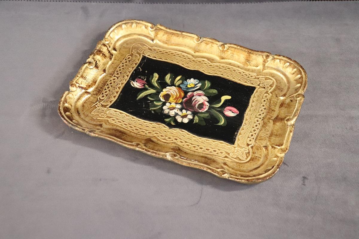 schönes handbemaltes Holztablett. Mit einer goldenen Umrandung und einem Blumendekor in der Mitte. Gebrauchter Zustand, kleine Gebrauchsspuren.