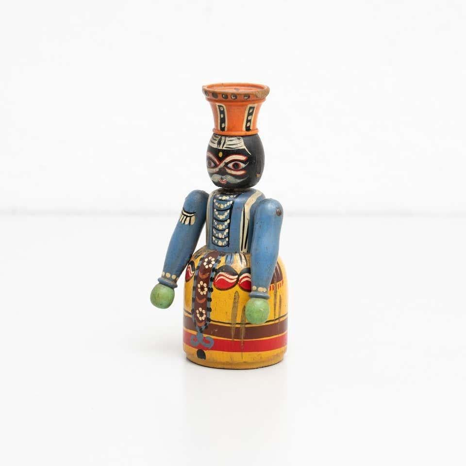 Figura tradizionale della metà del XX secolo dipinta a mano e realizzata in legno.
Realizzato a Barcellona, Spagna.

In condizioni originali, con lievi usure dovute all'età e all'uso, che conservano una bella patina.

Materiali:
Legno.