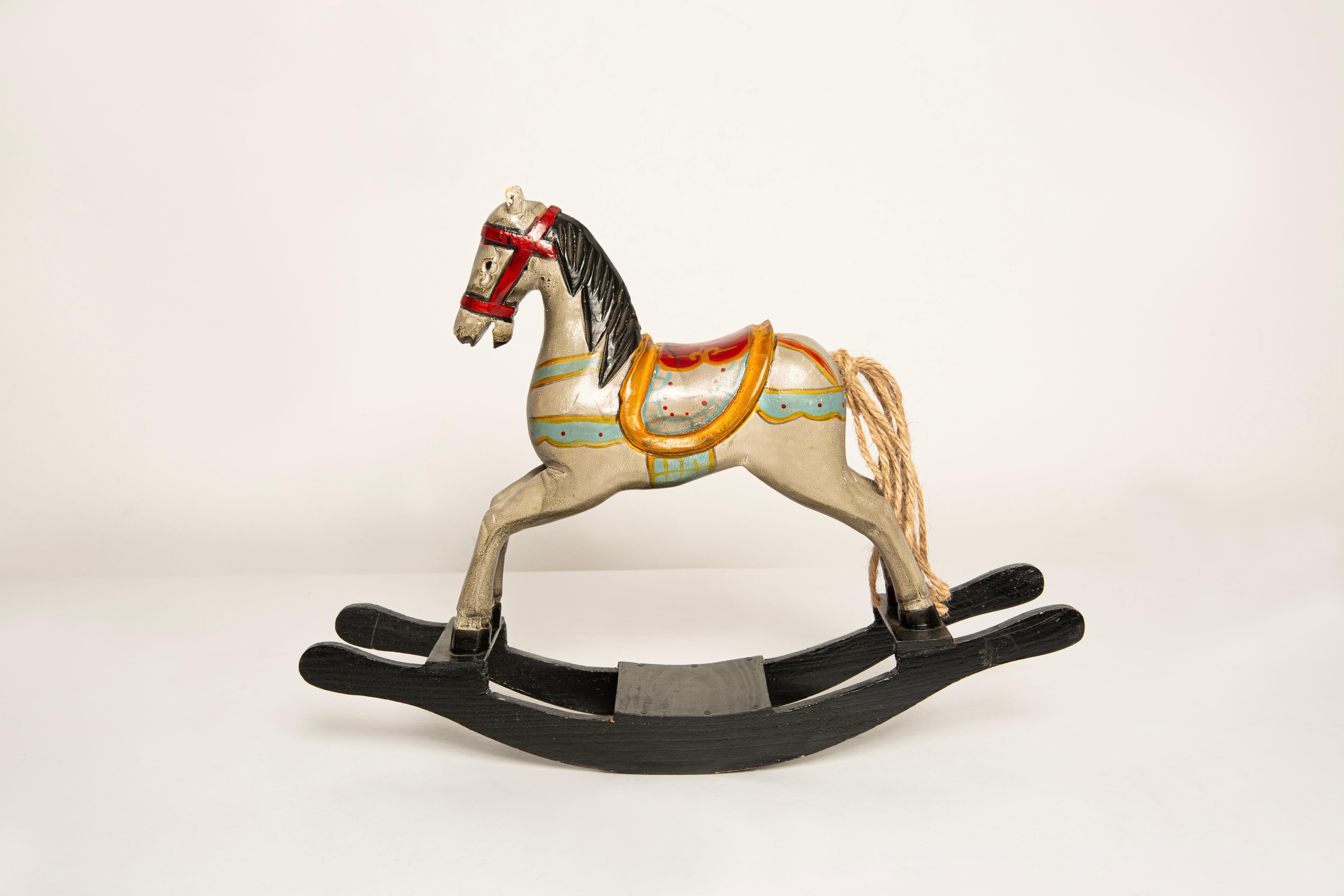 Dieses bezaubernde Holzschaukelpferd ist ein wunderschön erhaltenes Beispiel für klassisches handgefertigtes Dekor, das nostalgischen Charakter mit zeitlosem Aussehen verbindet. Er ist aus massivem Holz geschnitzt und von Hand in warmen