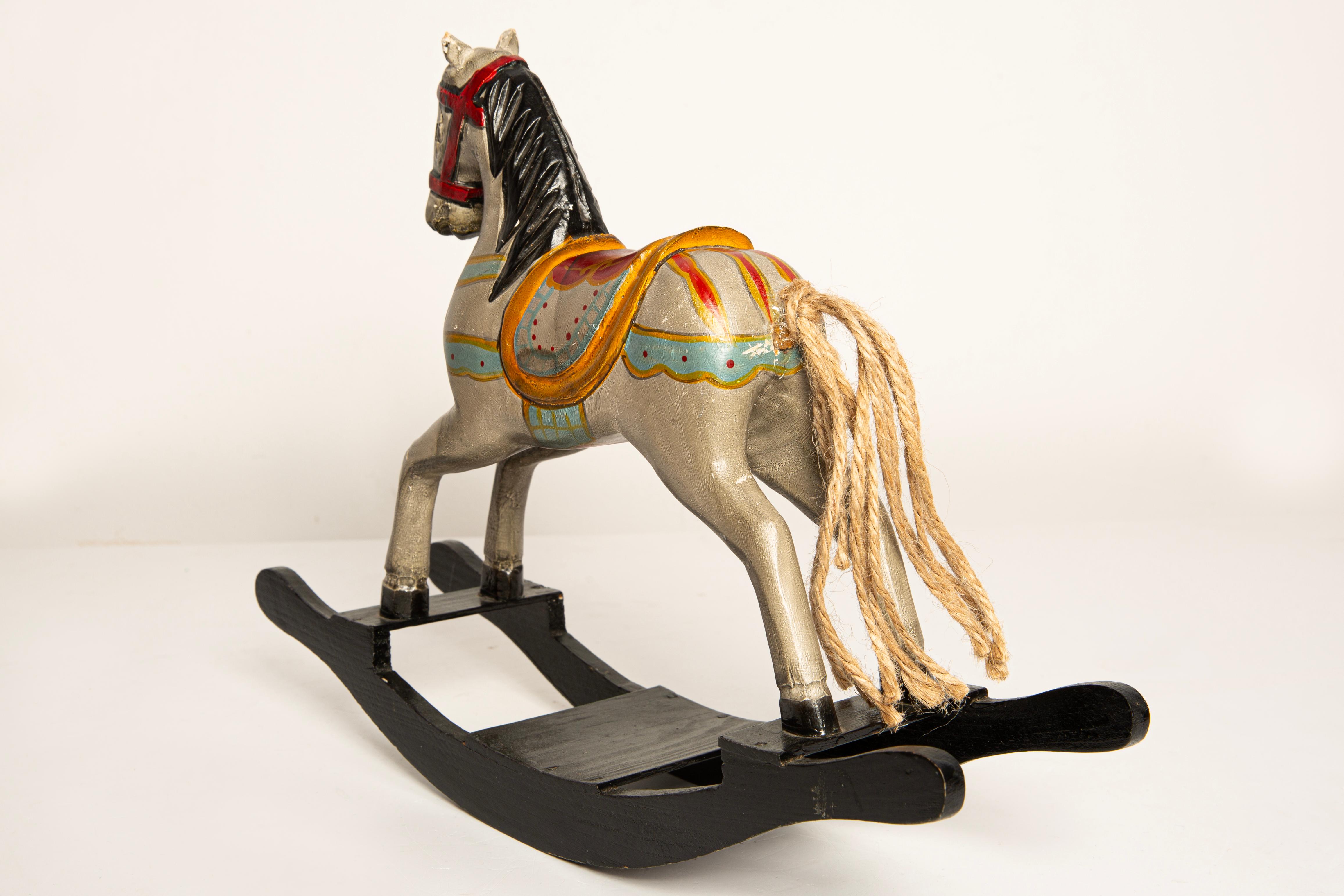 Handbemaltes Vintage-Schaukelpferd aus Holz, sammelbares Dekostück. (Moderne der Mitte des Jahrhunderts) im Angebot
