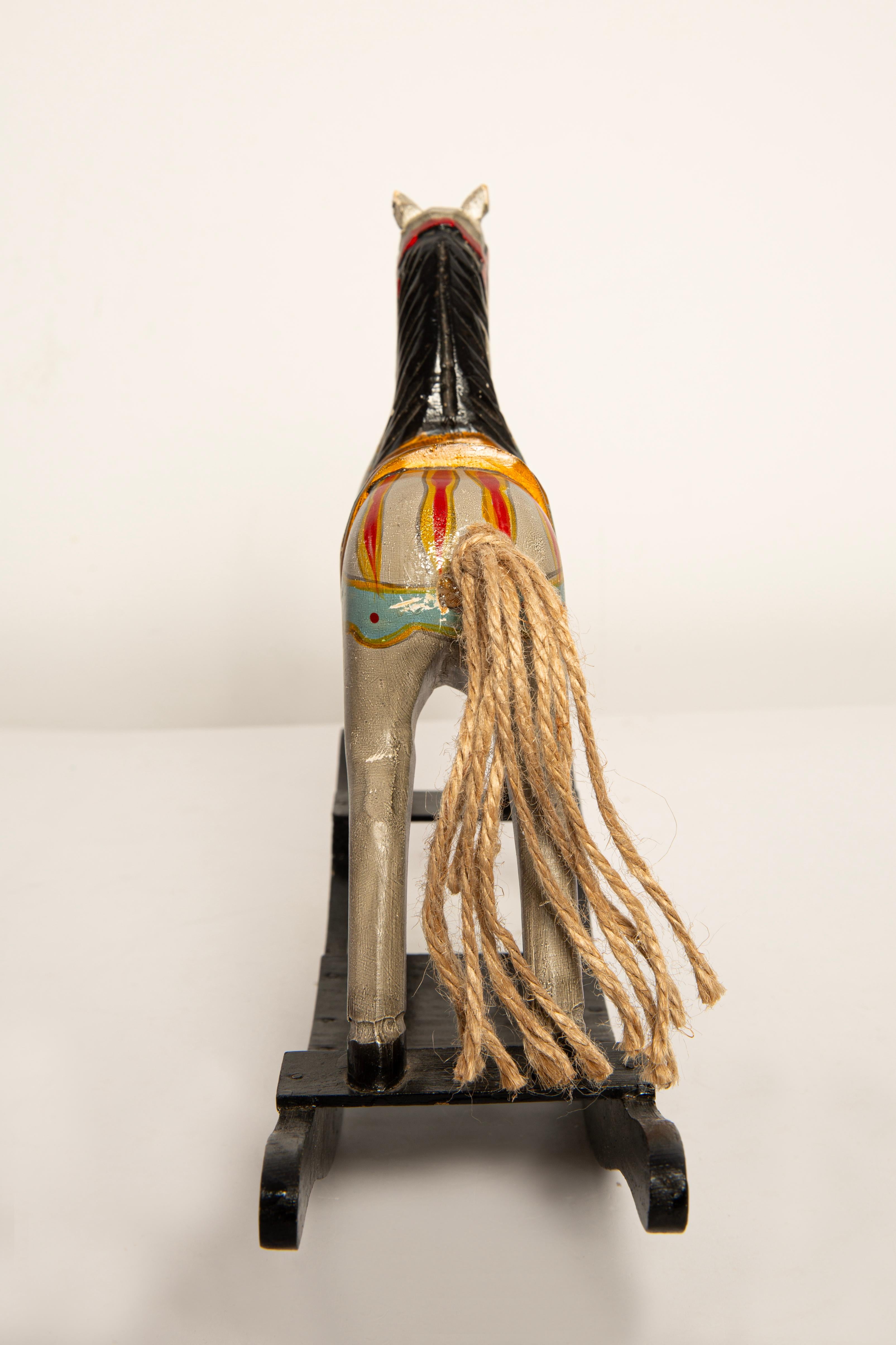 Handbemaltes Vintage-Schaukelpferd aus Holz, sammelbares Dekostück. (Deutsch) im Angebot