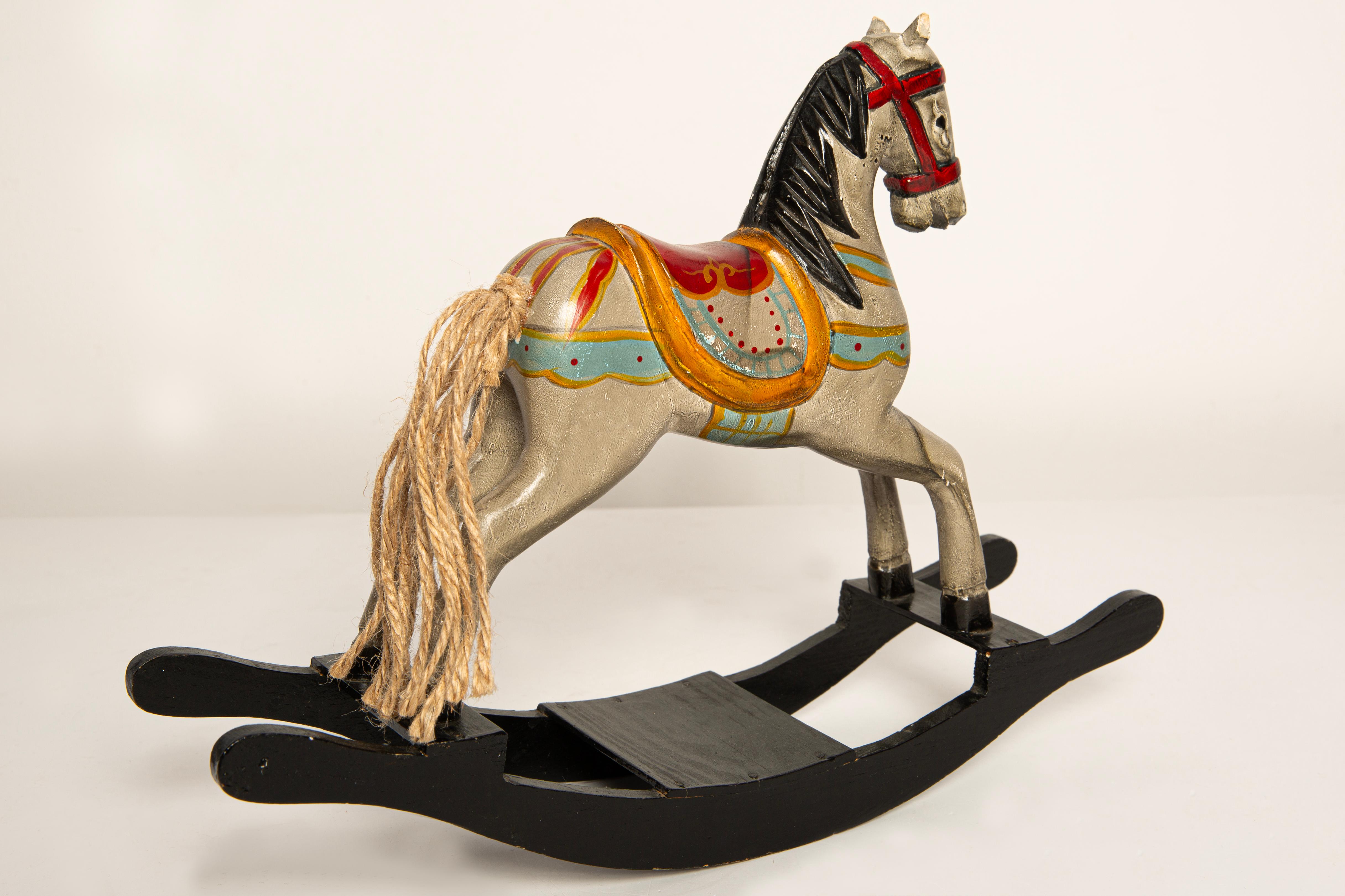 Handbemaltes Vintage-Schaukelpferd aus Holz, sammelbares Dekostück. im Zustand „Gut“ im Angebot in 05-080 Hornowek, PL