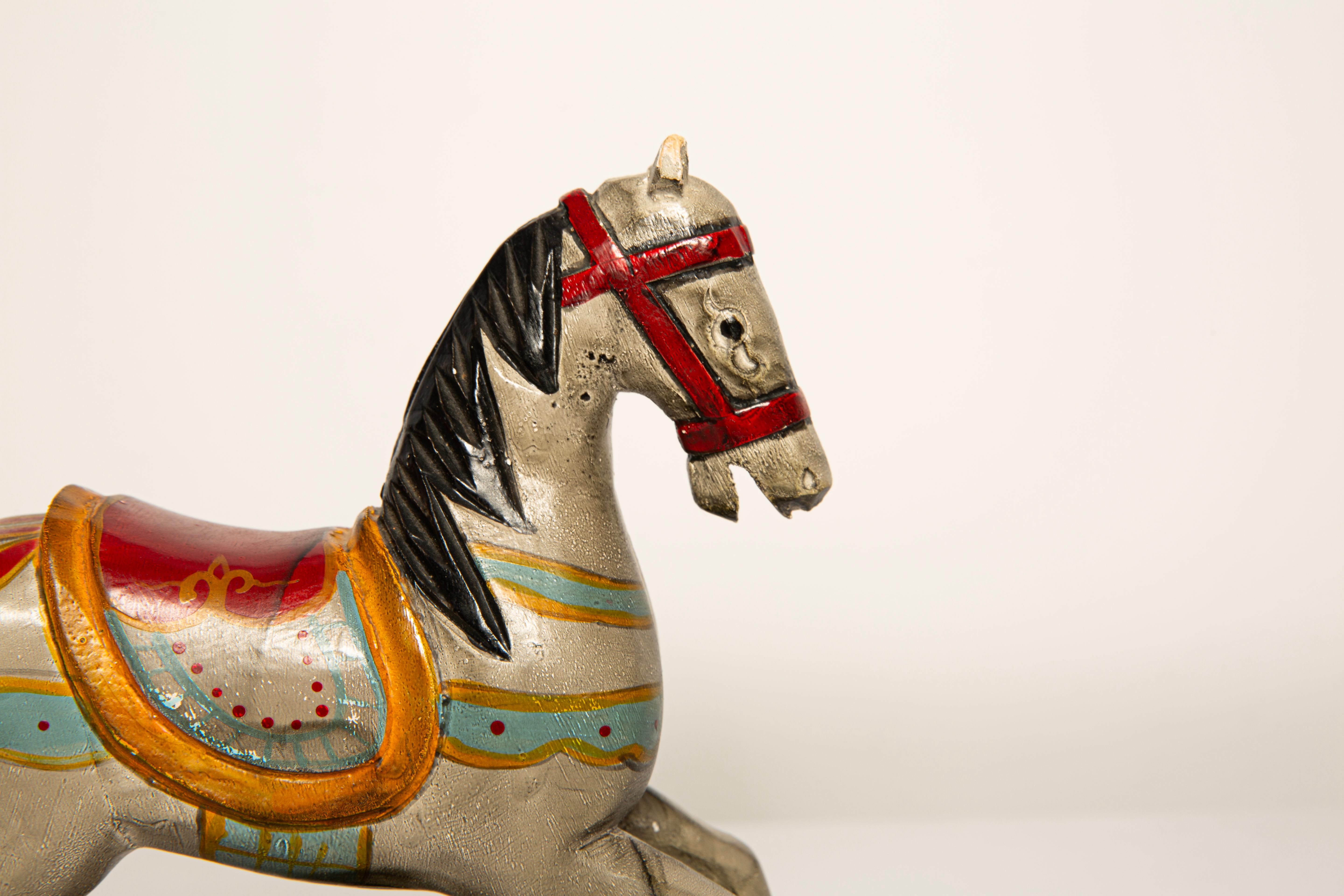 Handbemaltes Vintage-Schaukelpferd aus Holz, sammelbares Dekostück. (20. Jahrhundert) im Angebot