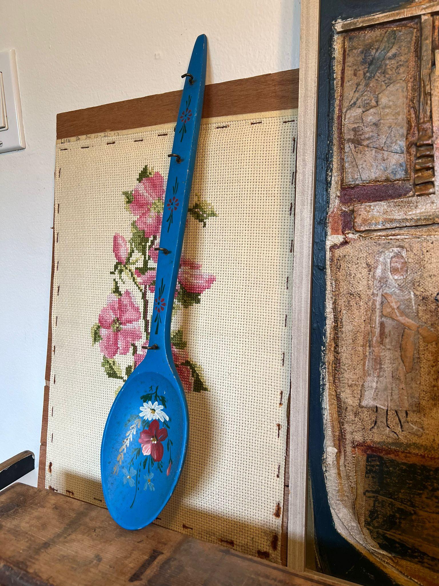 Dieses Stück würde sich hervorragend als Wanddekoration eignen, um kleine Utensilien oder ähnliches aufzuhängen. Handbemalter Löffel mit schöner Patina und Charakter. Vintage Zustand wie abgebildet. Das Angebot gilt nur für den beschriebenen