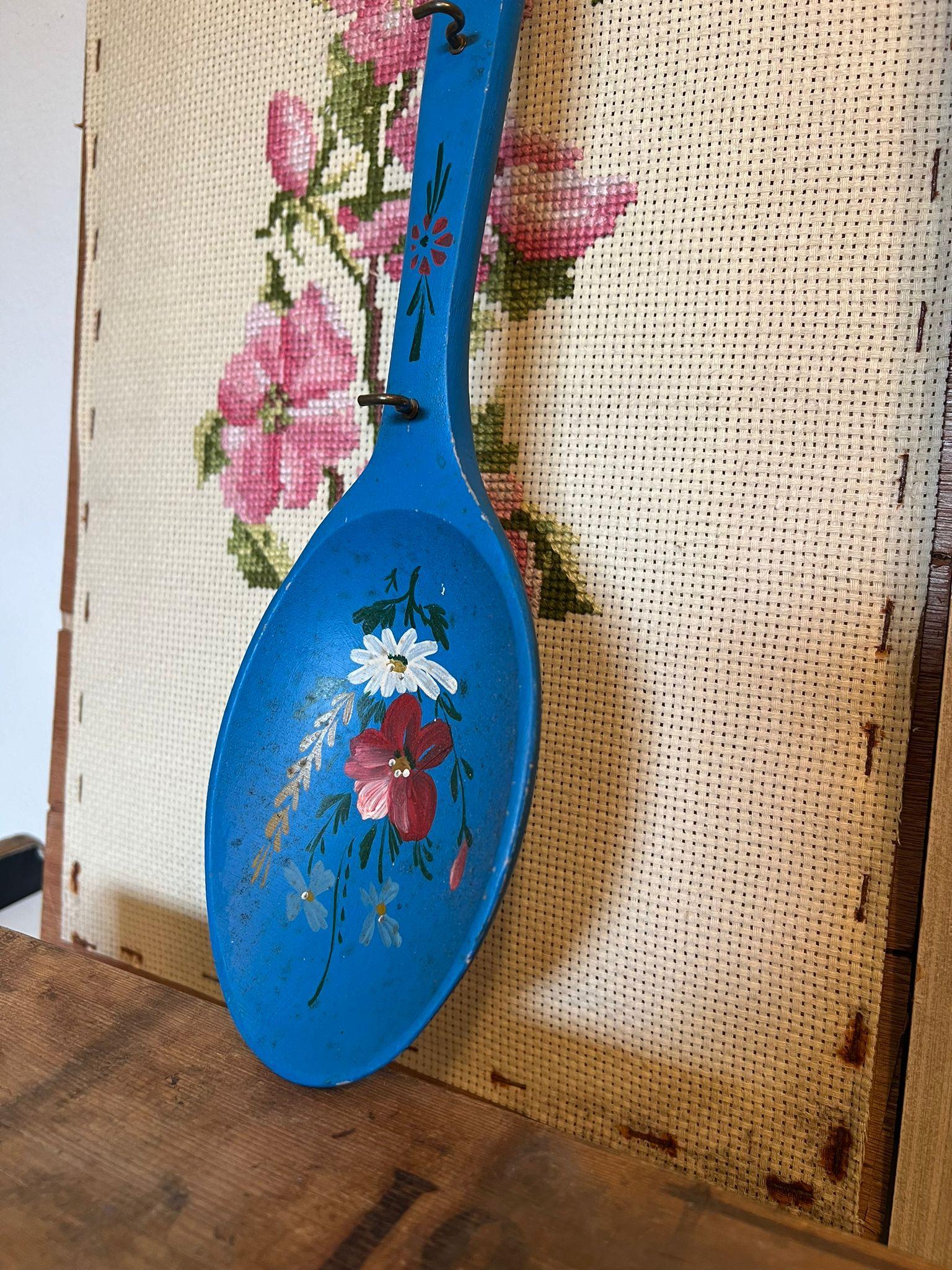 Handbemalter Holzlöffel im Vintage-Stil mit Hänge- und Kapuze (Moderne der Mitte des Jahrhunderts) im Angebot