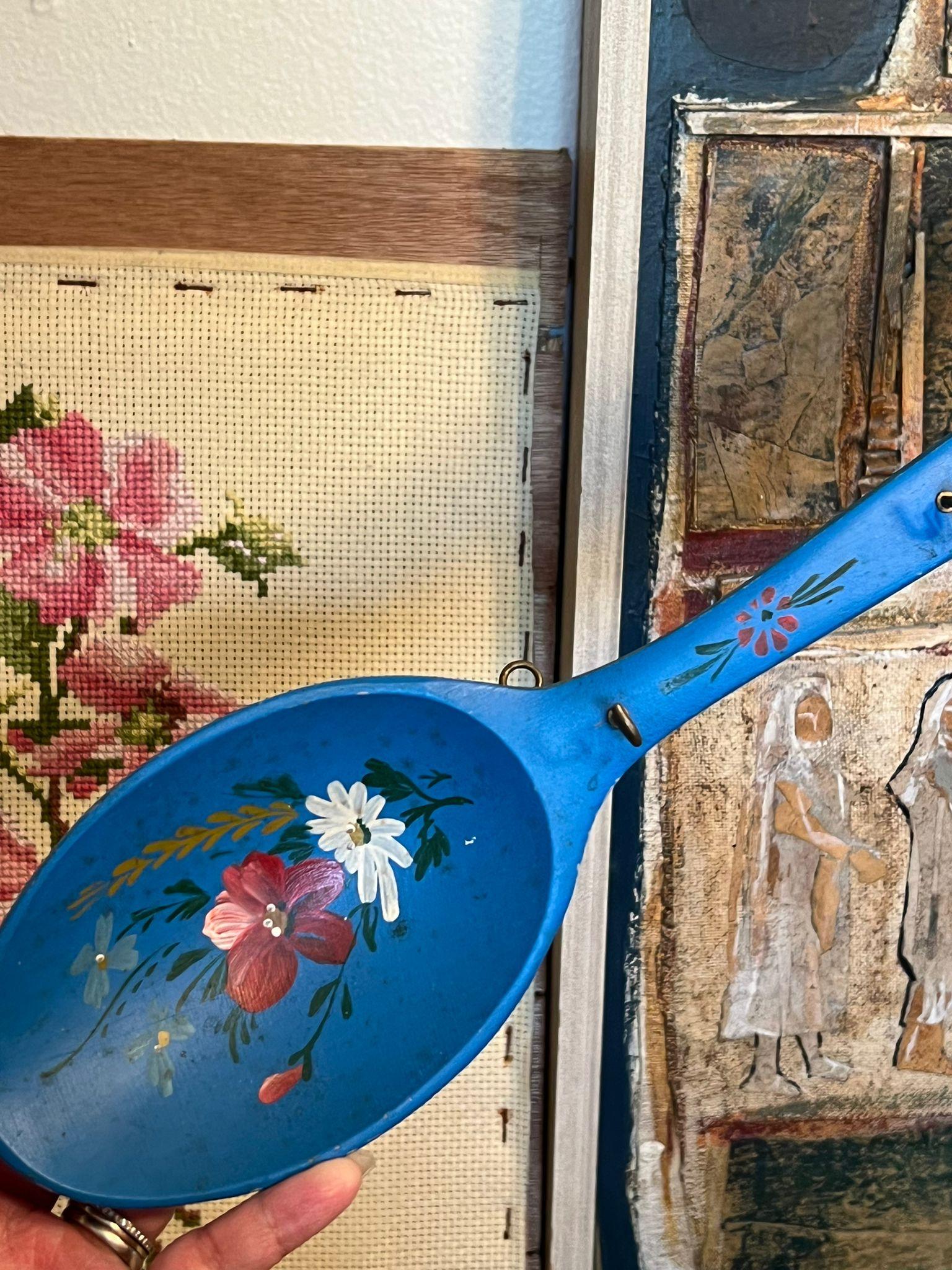 Handbemalter Holzlöffel im Vintage-Stil mit Hänge- und Kapuze im Zustand „Gut“ im Angebot in Seattle, WA