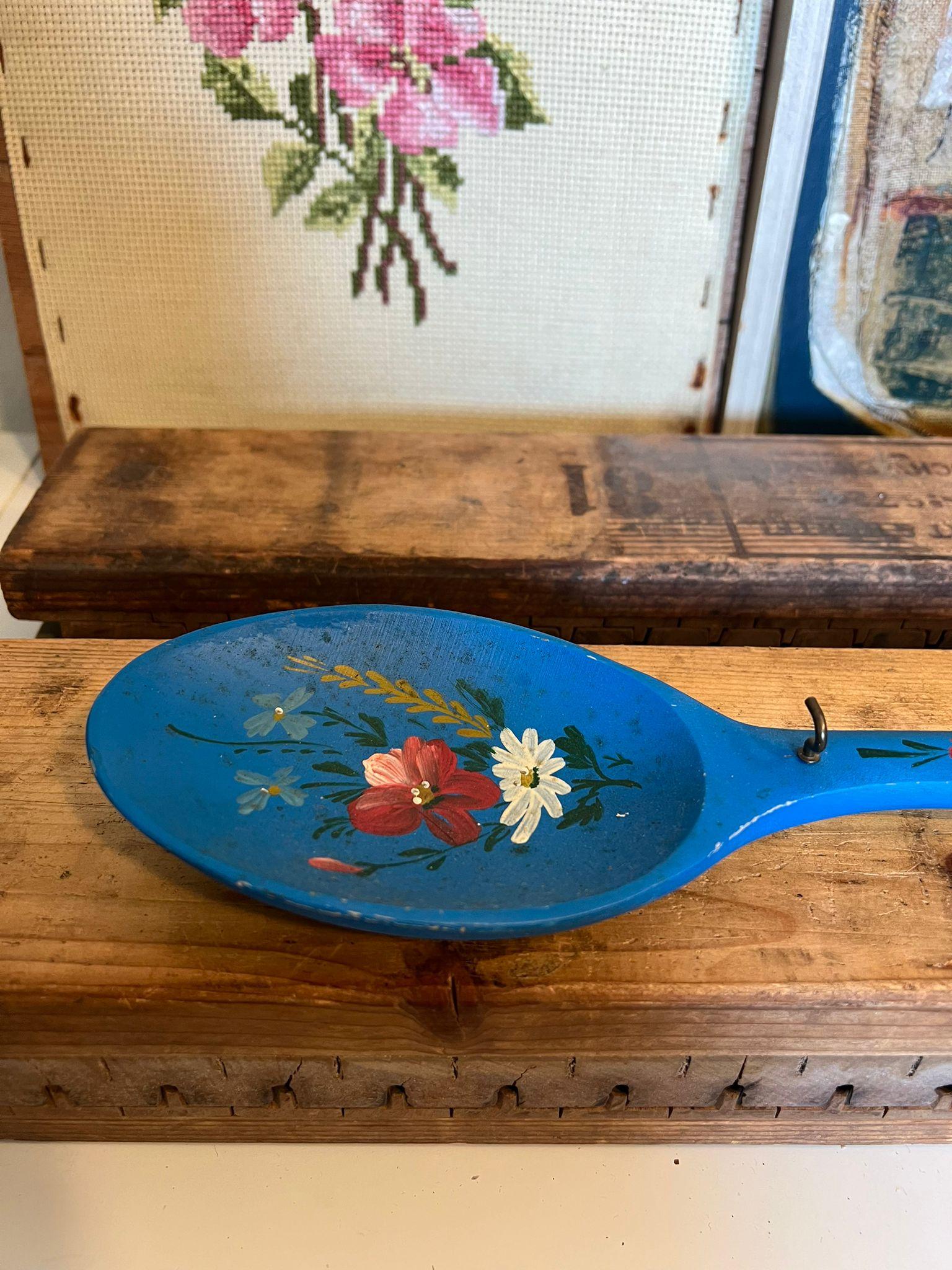 Handbemalter Holzlöffel im Vintage-Stil mit Hänge- und Kapuze (Ende des 20. Jahrhunderts) im Angebot