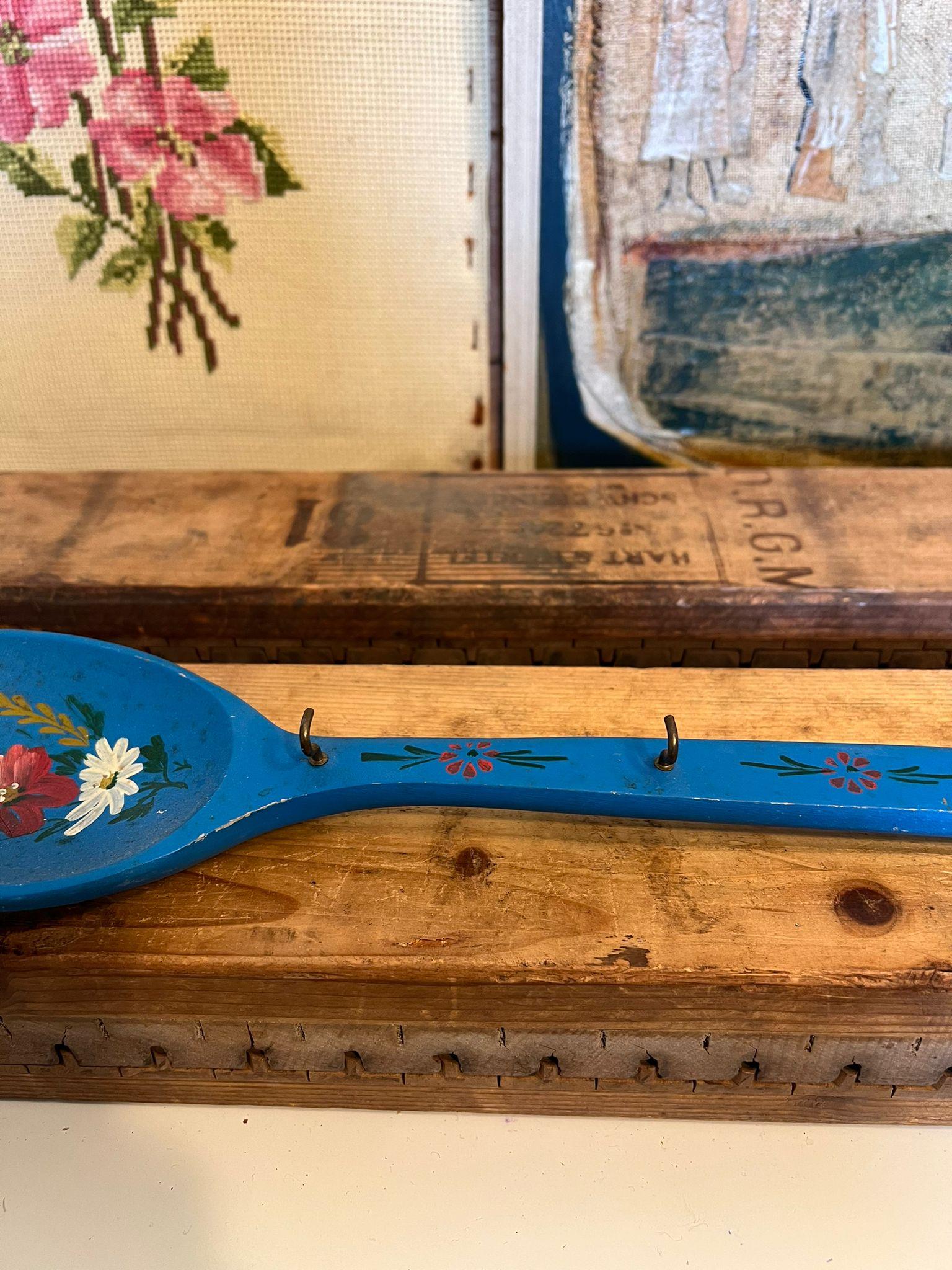 Handbemalter Holzlöffel im Vintage-Stil mit Hänge- und Kapuze im Angebot 2