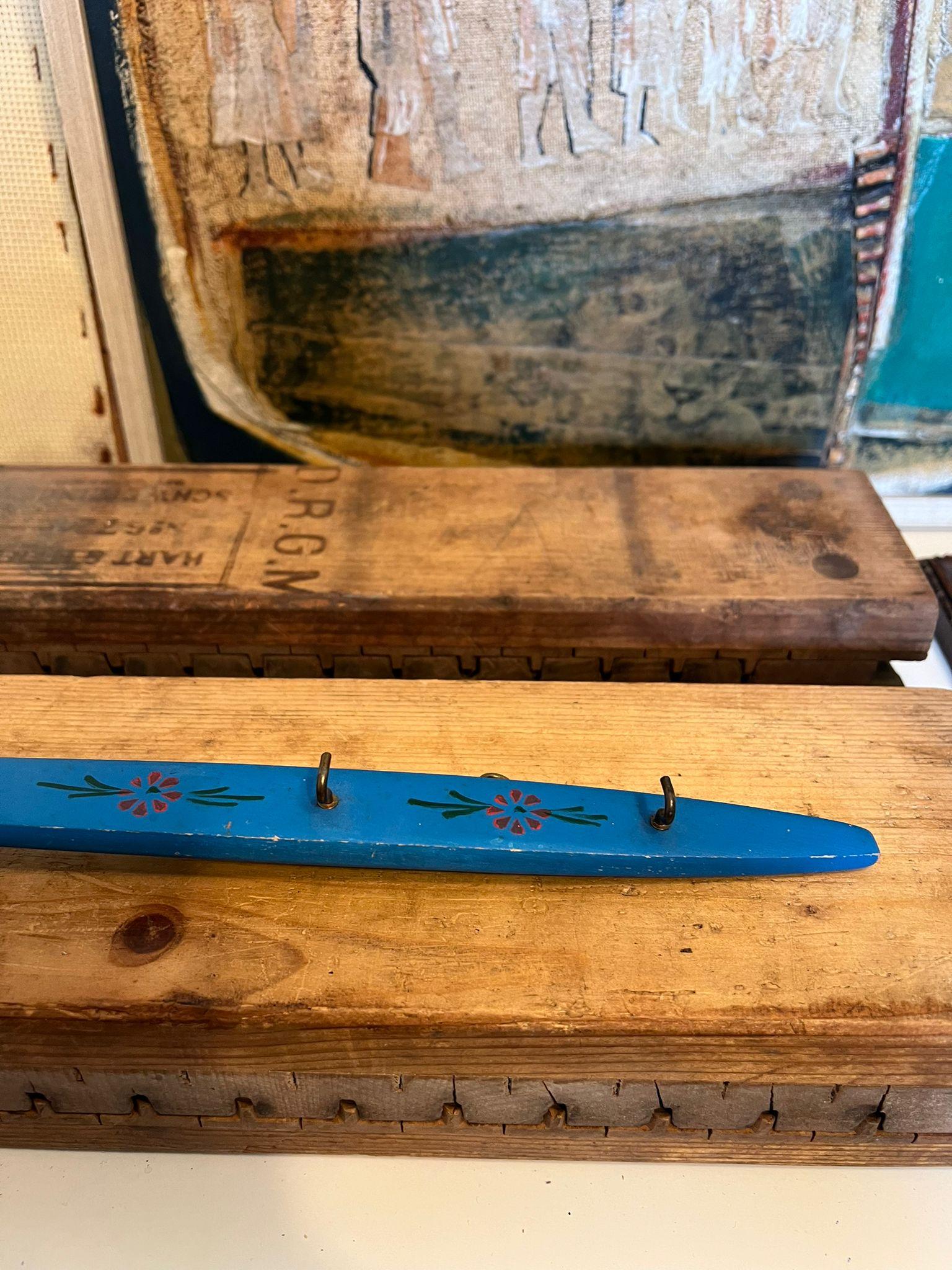Handbemalter Holzlöffel im Vintage-Stil mit Hänge- und Kapuze im Angebot 3