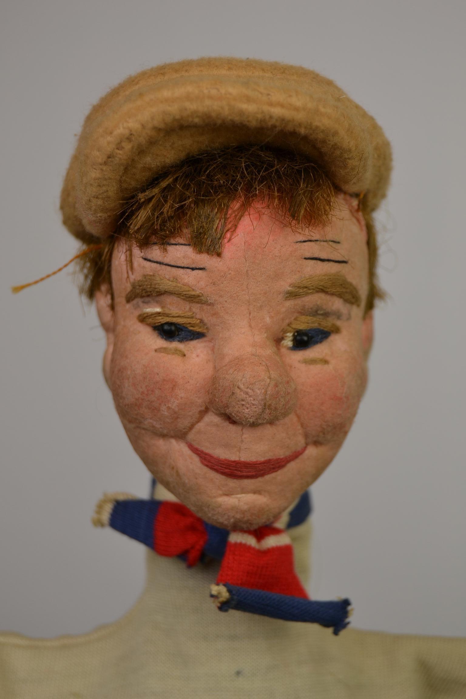 Cute looking 1950s hand puppet dolls.
These handmade Marionette dolls have very detailed stitched features.
A man with a cap and a scarf and the women with a shawl and
braids and tears of hapiness. The heads are made of felt and the clothes from
