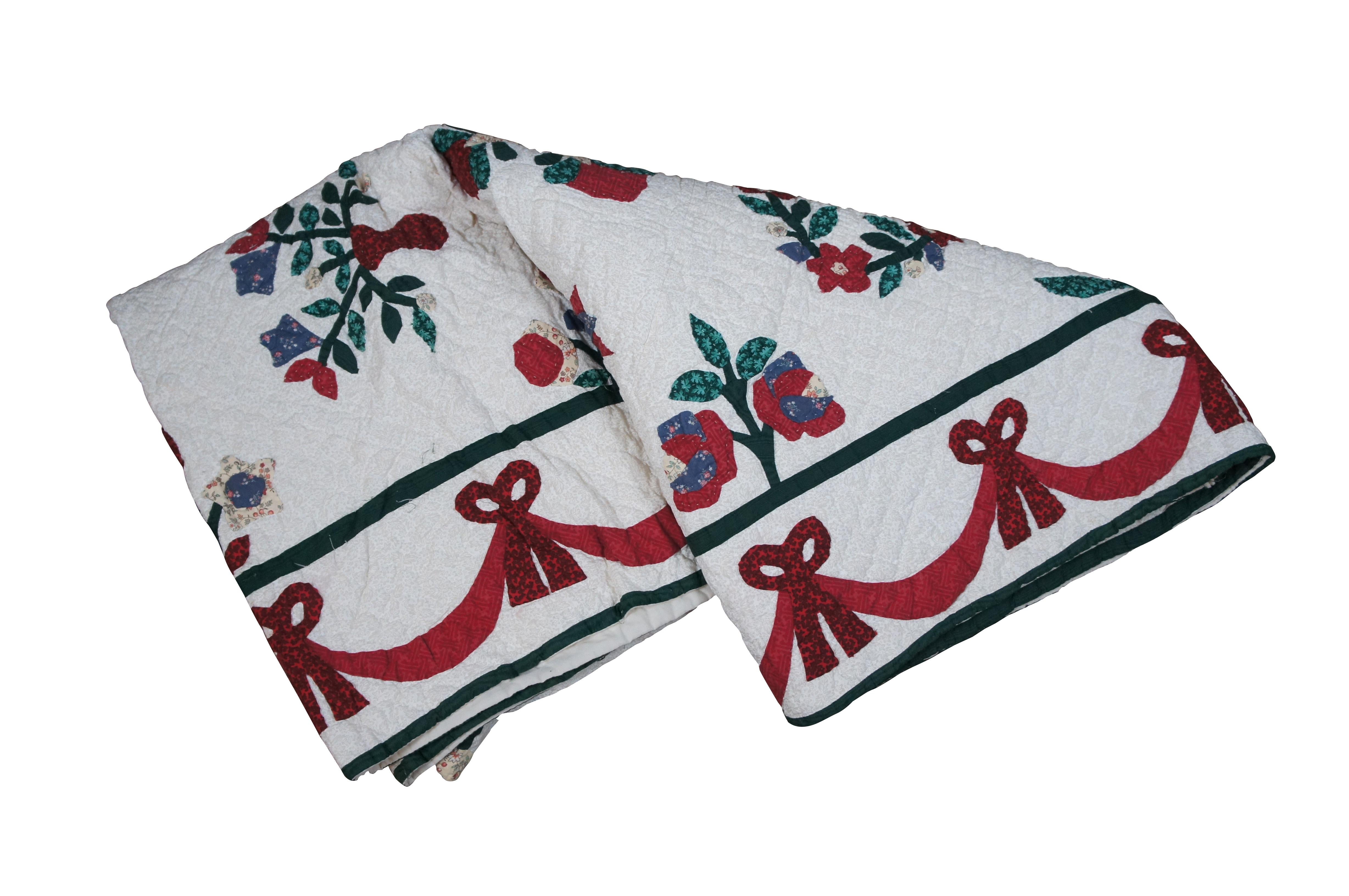 Artisanat Vintage Hand Sewn Red & Green Floral Quilt Full Size Bedspread Applique Patchwrk en vente