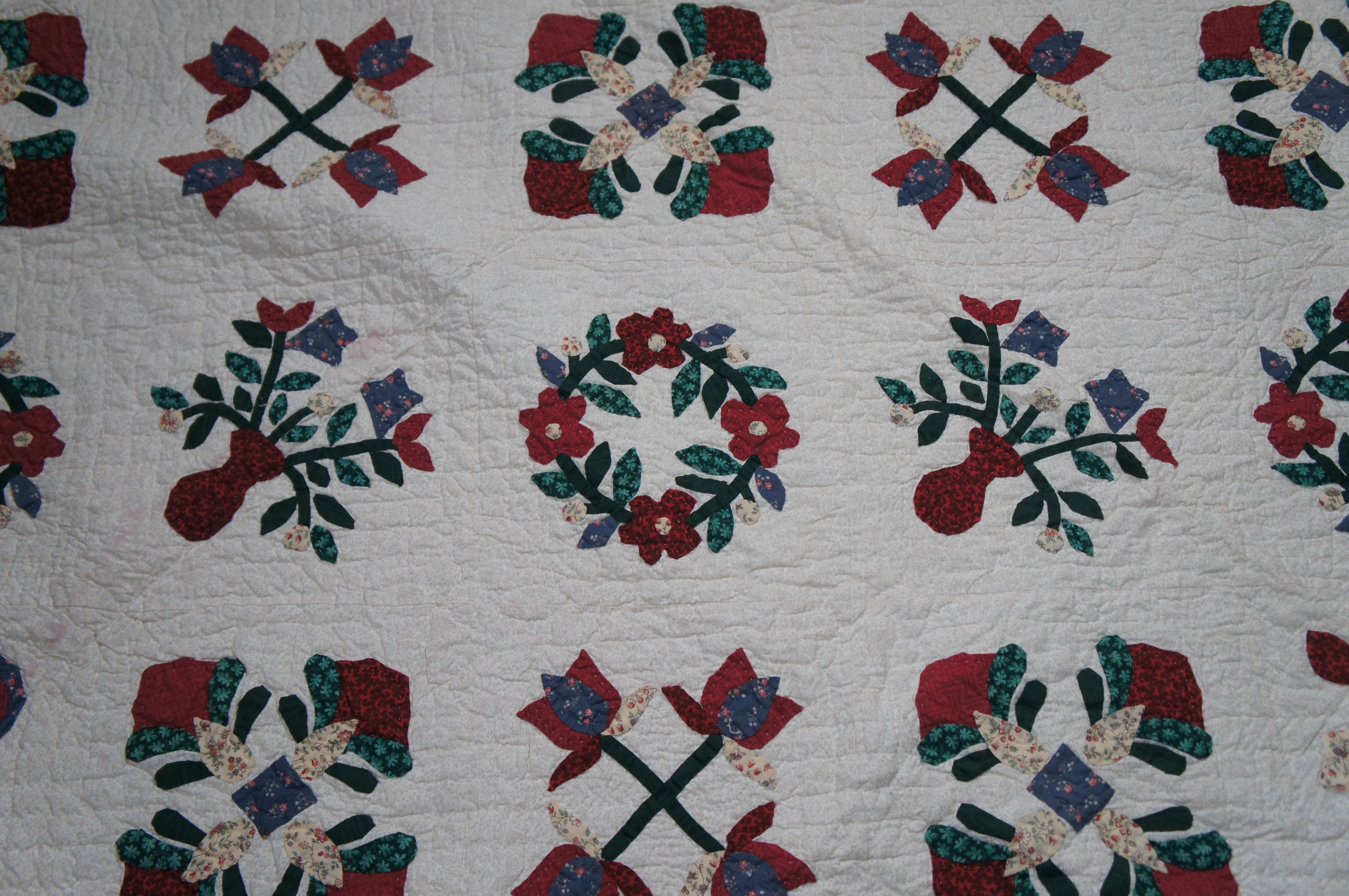 Vintage Hand Sewn Red & Green Floral Quilt Full Size Bedspread Applique Patchwrk In Good Condition For Sale In Dayton, OH