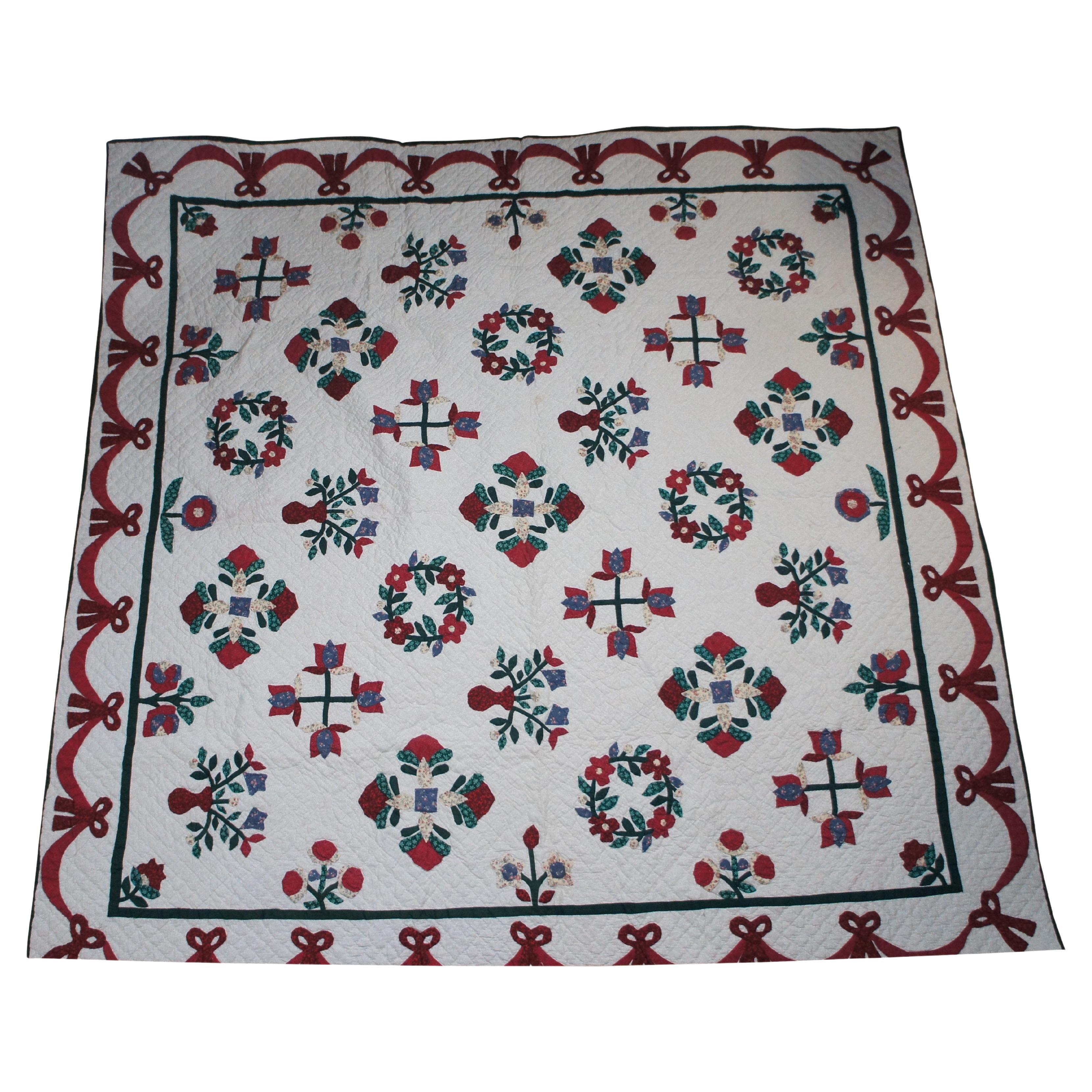 Vintage Hand Sewn Red & Green Floral Quilt Full Size Bedspread Applique Patchwrk en vente