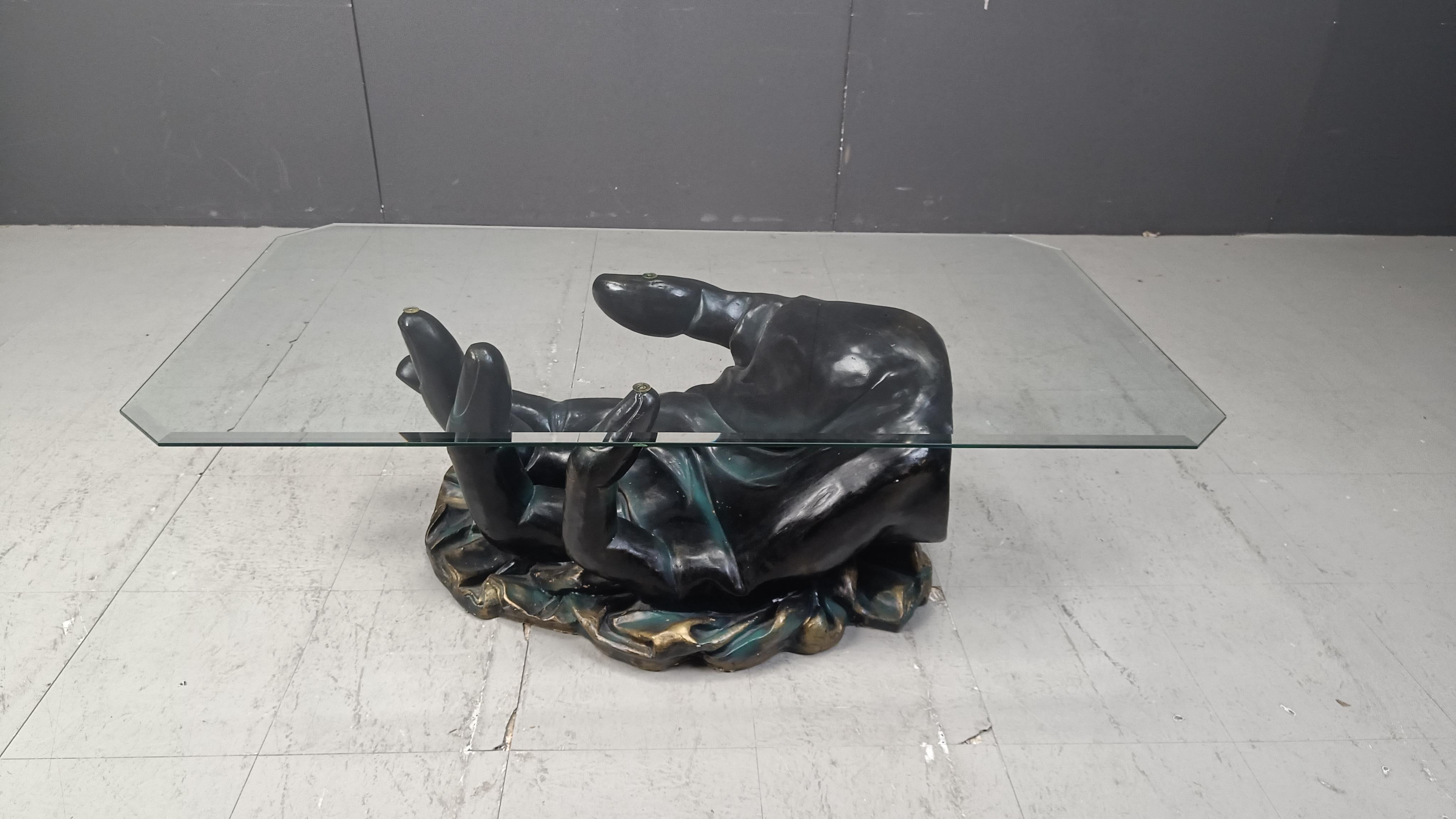 Mesa de centro escultórica de escayola bronceada, con base modelada a mano y tapa de cristal biselado transparente.

Muy buen estado

años 80 - Italia

Buen estado

Dimensiones
Altura: 40 cm
Anchura: 130 cm
Profundidad: 70 cm

Referencia: