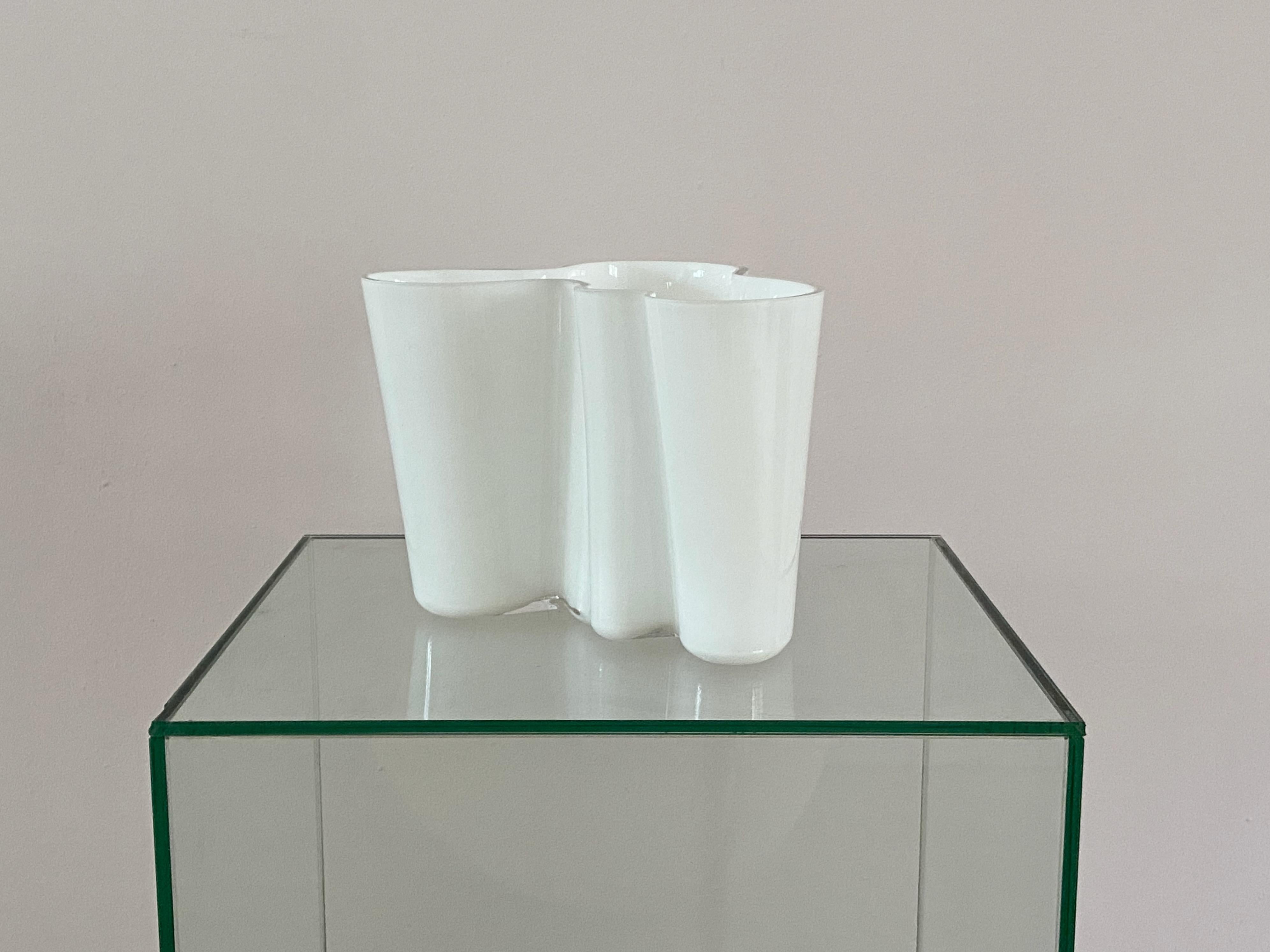 Handsignierte Iittala Alvar Aalto Savoy-Vase in Weiß, 3030 im Angebot 4